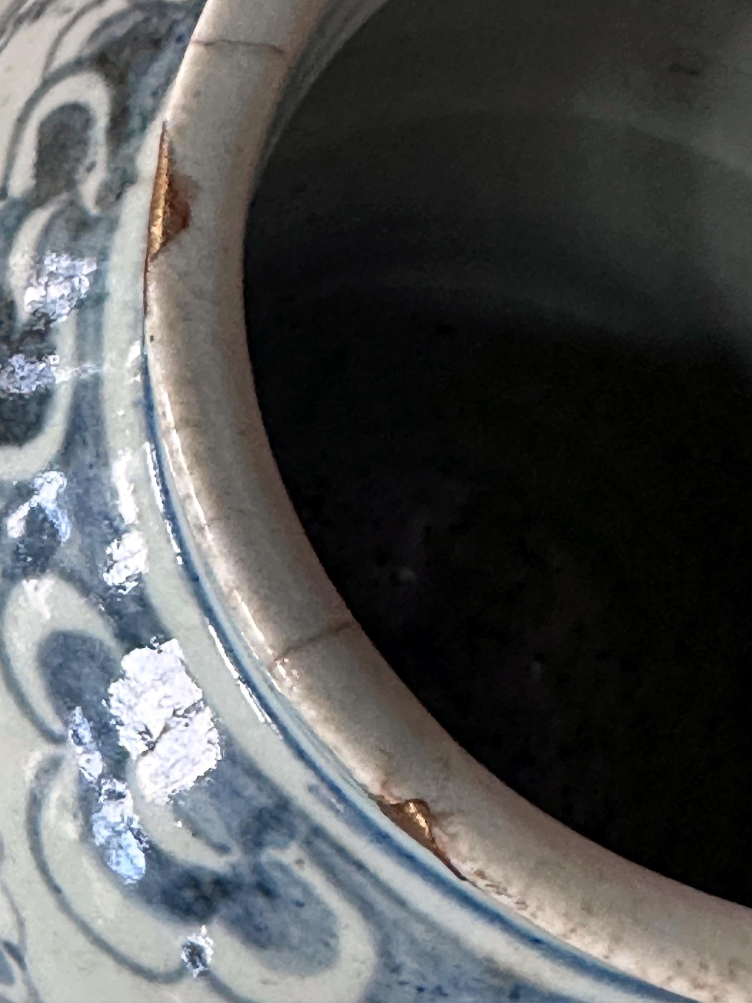 Ancienne jarre coréenne en porcelaine blanche et bleue avec dragon Dynastie Joseon en vente 9