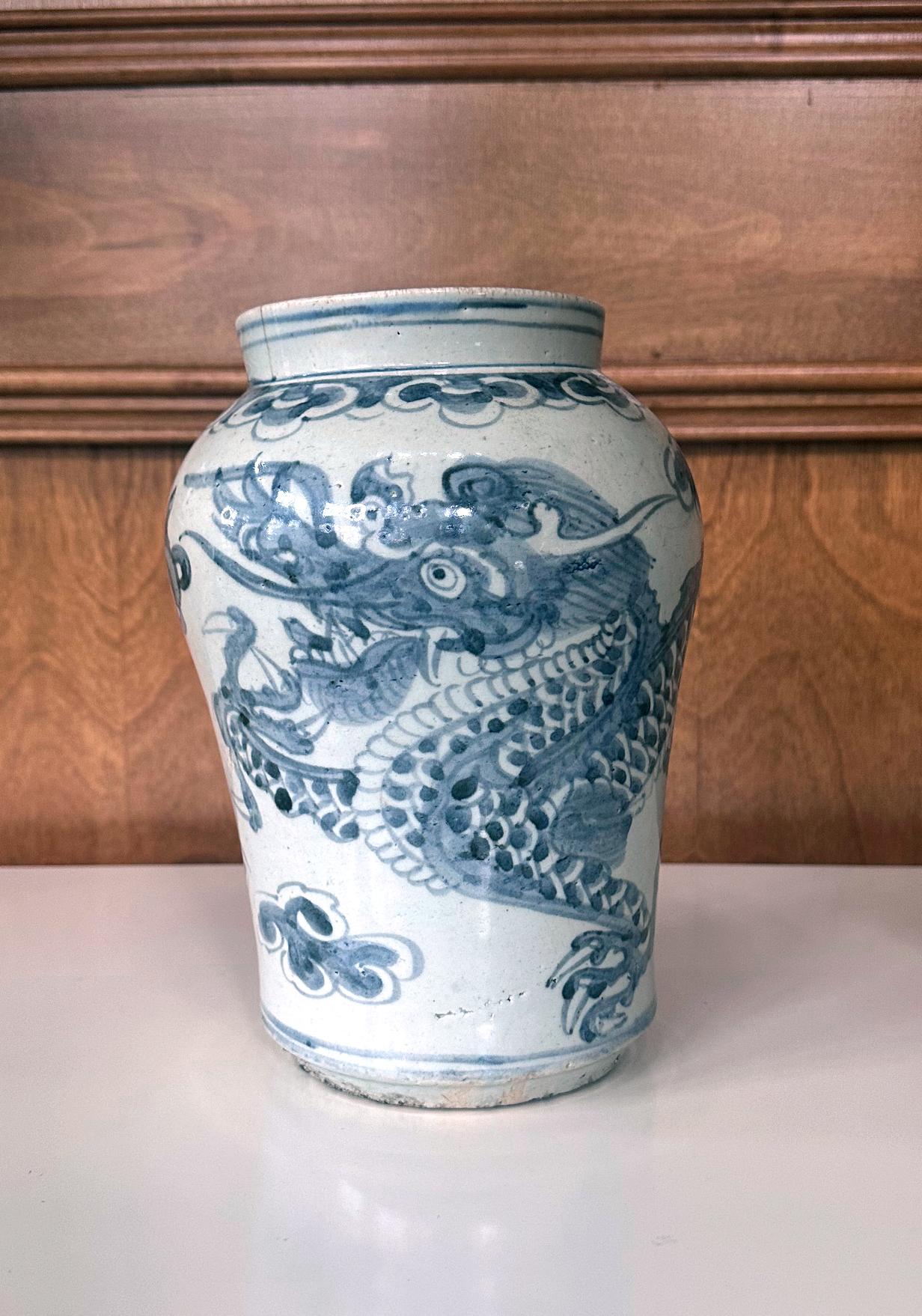 Jarre coréenne en porcelaine blanche peinte en bleu sous glaçure, vers la seconde moitié du XIXe siècle. Les jarres en porcelaine de cette forme allongée avec une épaule renflée, une bouche large et légèrement évasée à travers un col court et droit