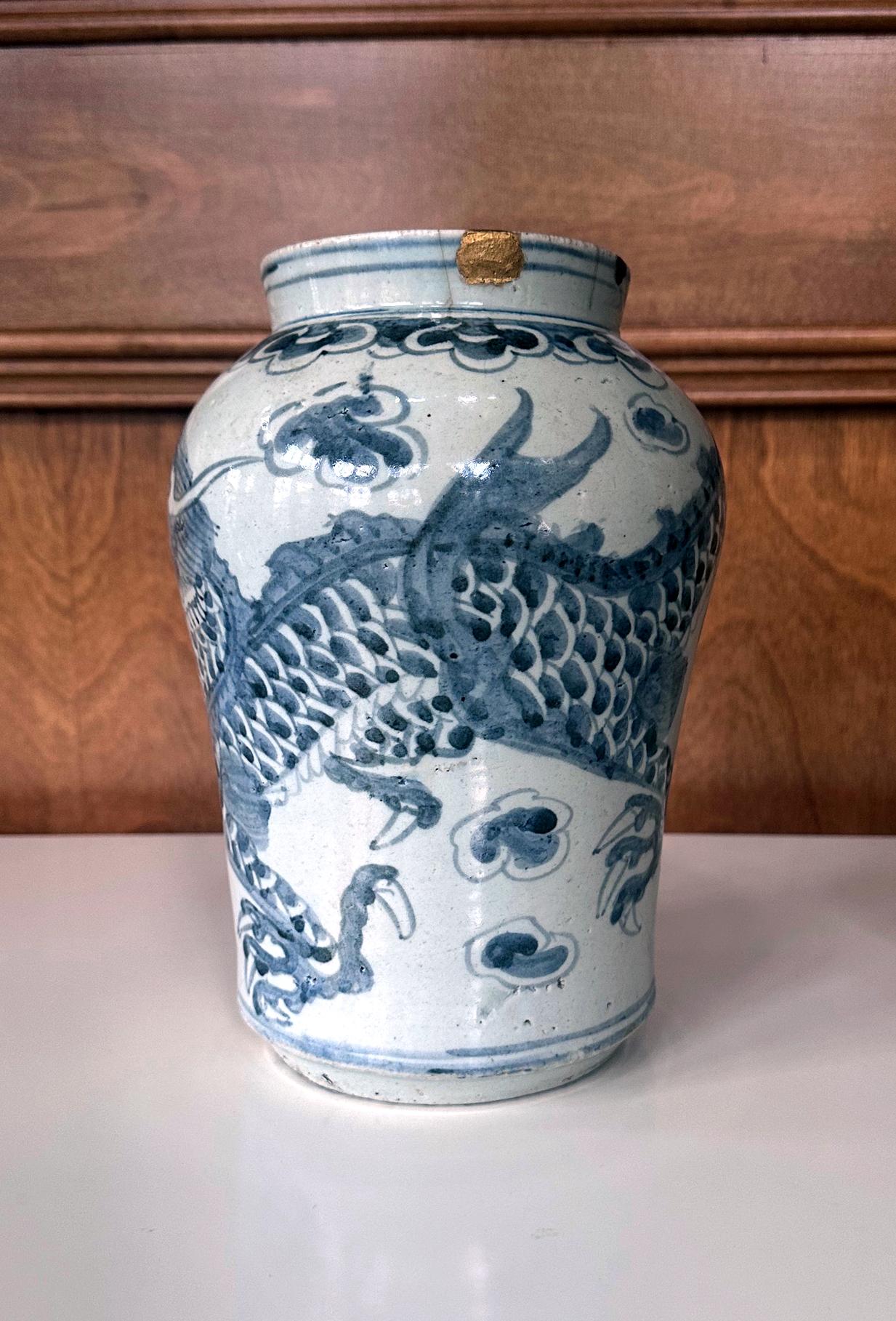 Autre Ancienne jarre coréenne en porcelaine blanche et bleue avec dragon Dynastie Joseon en vente