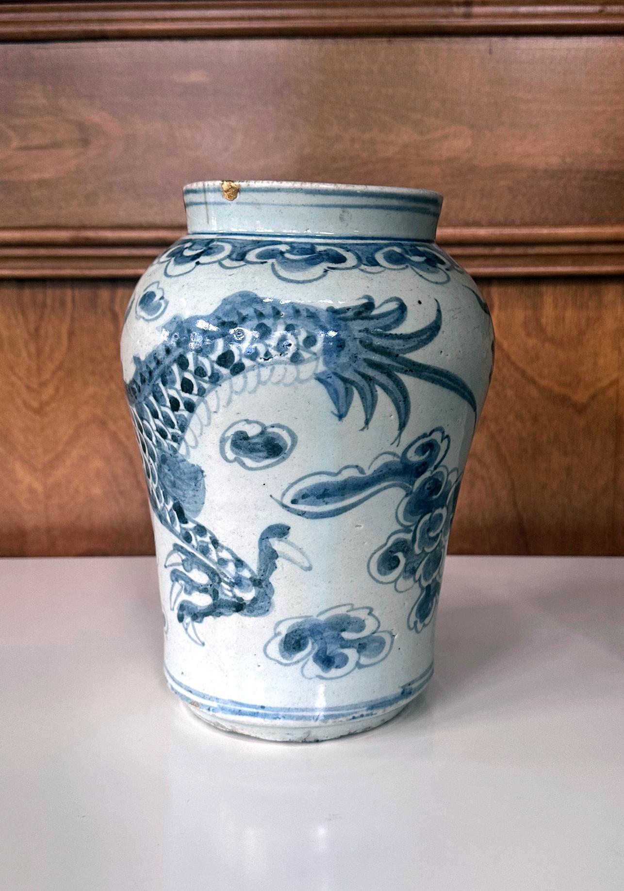 Coréen Ancienne jarre coréenne en porcelaine blanche et bleue avec dragon Dynastie Joseon en vente
