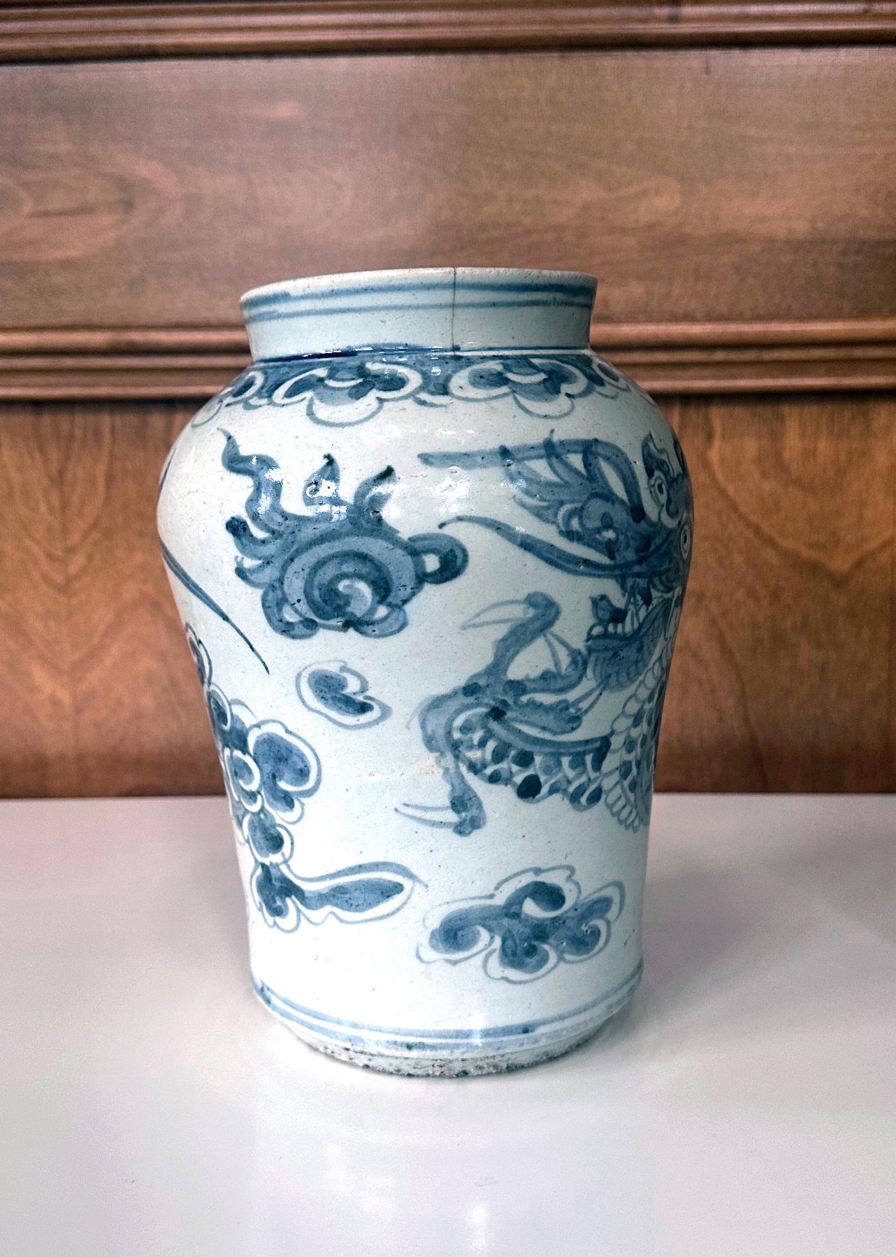 Vernissé Ancienne jarre coréenne en porcelaine blanche et bleue avec dragon Dynastie Joseon en vente
