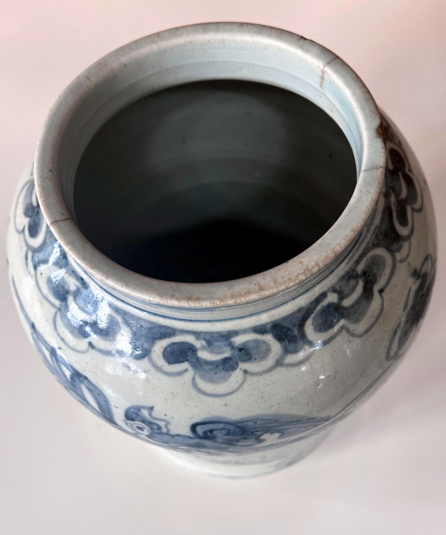 Ancienne jarre coréenne en porcelaine blanche et bleue avec dragon Dynastie Joseon Bon état - En vente à Atlanta, GA