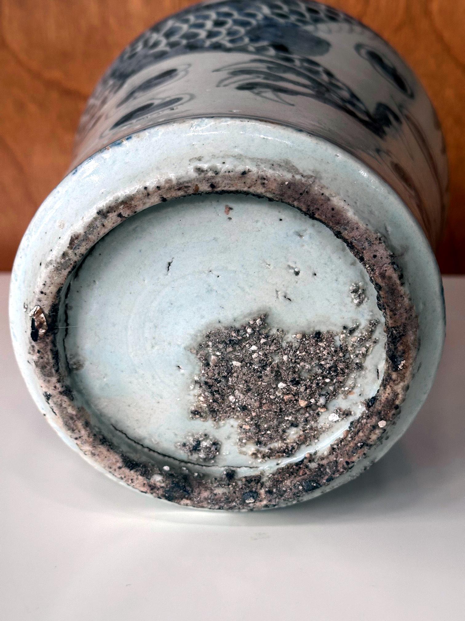 XIXe siècle Ancienne jarre coréenne en porcelaine blanche et bleue avec dragon Dynastie Joseon en vente