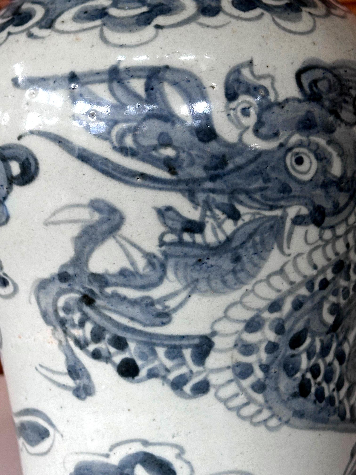 Porcelaine Ancienne jarre coréenne en porcelaine blanche et bleue avec dragon Dynastie Joseon en vente