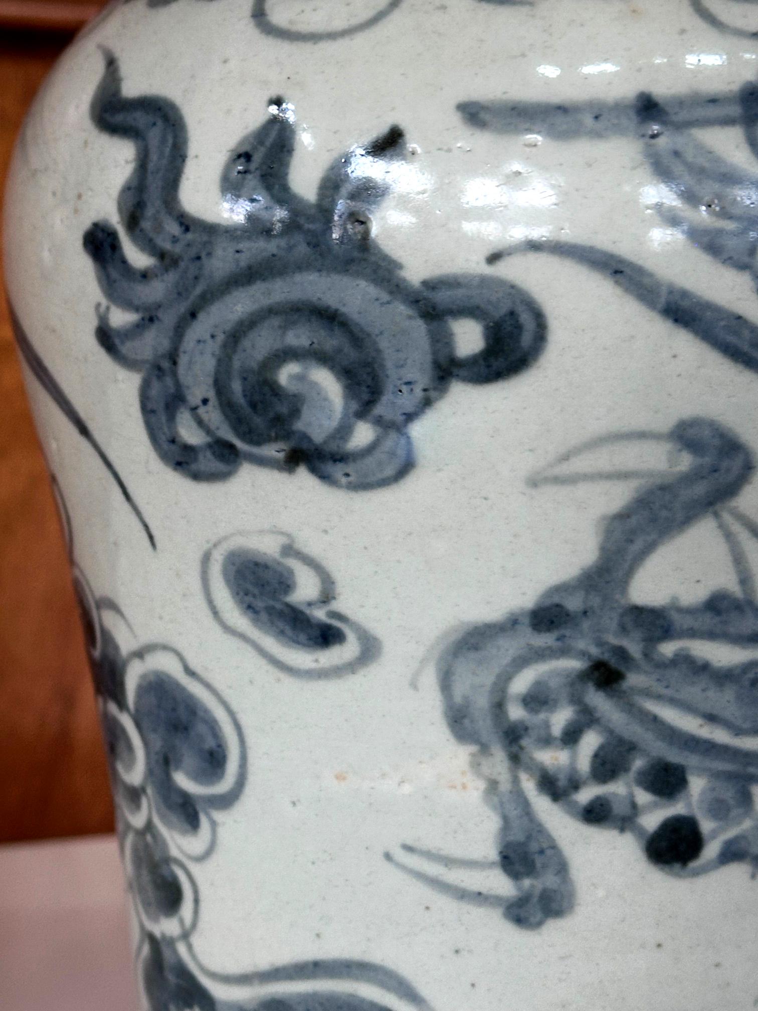 Ancienne jarre coréenne en porcelaine blanche et bleue avec dragon Dynastie Joseon en vente 1