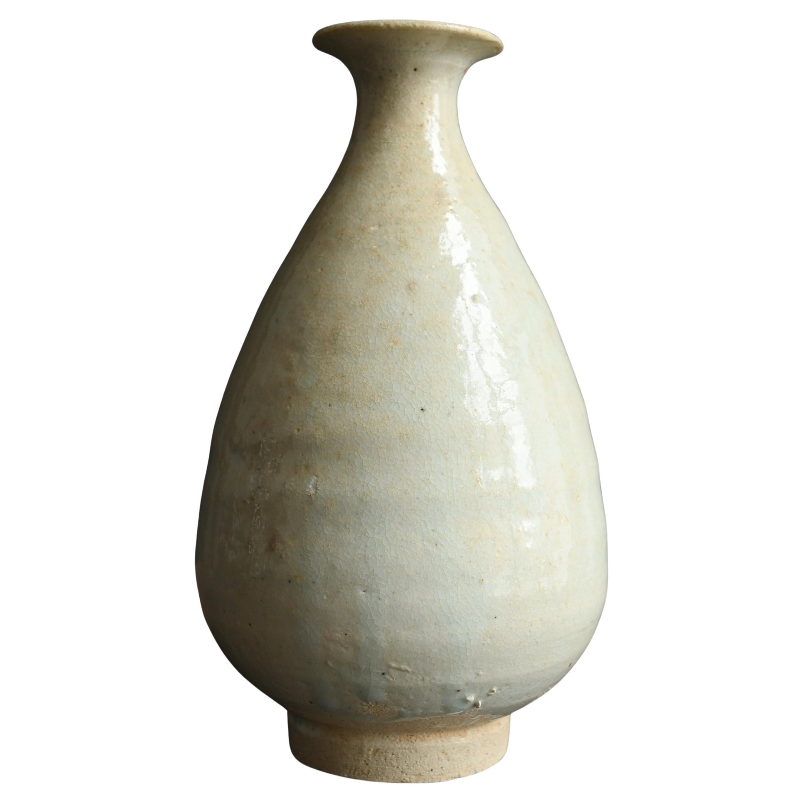 Antico vaso coreano in porcellana bianca della dinastia Joseon / circa 15° secolo