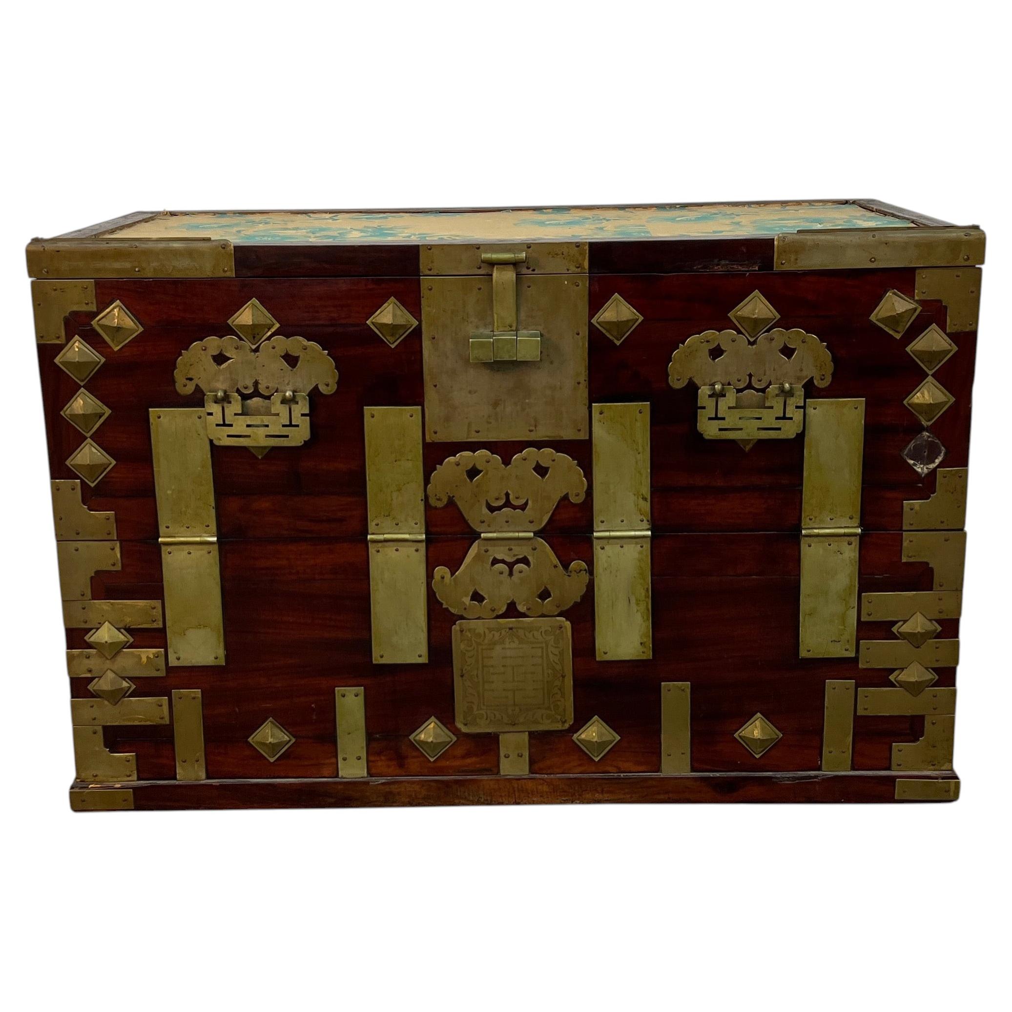 Baúl Bandaji antiguo coreano de madera y latón en venta