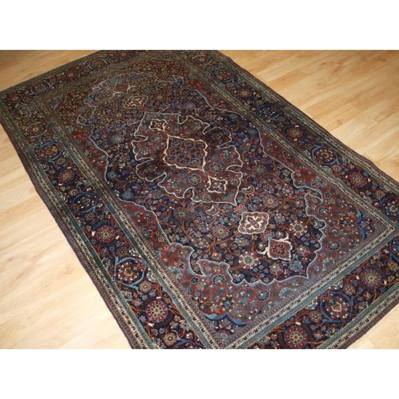 Antiker persischer Kork-Kashan-Teppich mit traditionellem, großem Medaillon-Muster. Dies ist ein sehr fein gewebter Teppich aus den Werkstätten von Kashan, der Teppich ist mit 