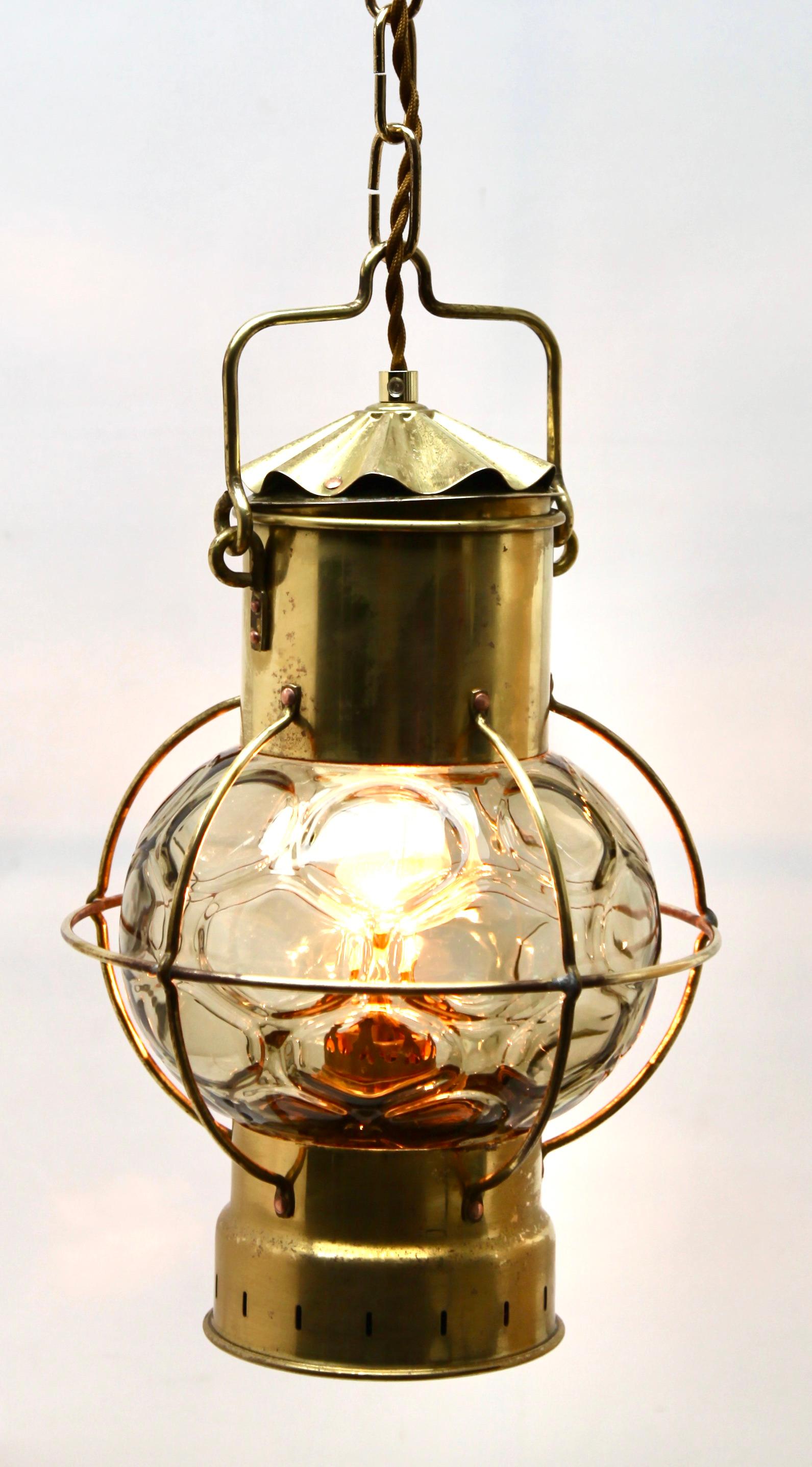 Brenner Kosmos oil ships lamp
Antique early 1900s Kosmos Brenner oil converted to electric ceiling hanging lamp
Old oil lamp ship lamp Kosmos Brenner
With the original burner still in it.

As service: We can adjust the lamp Height for you in