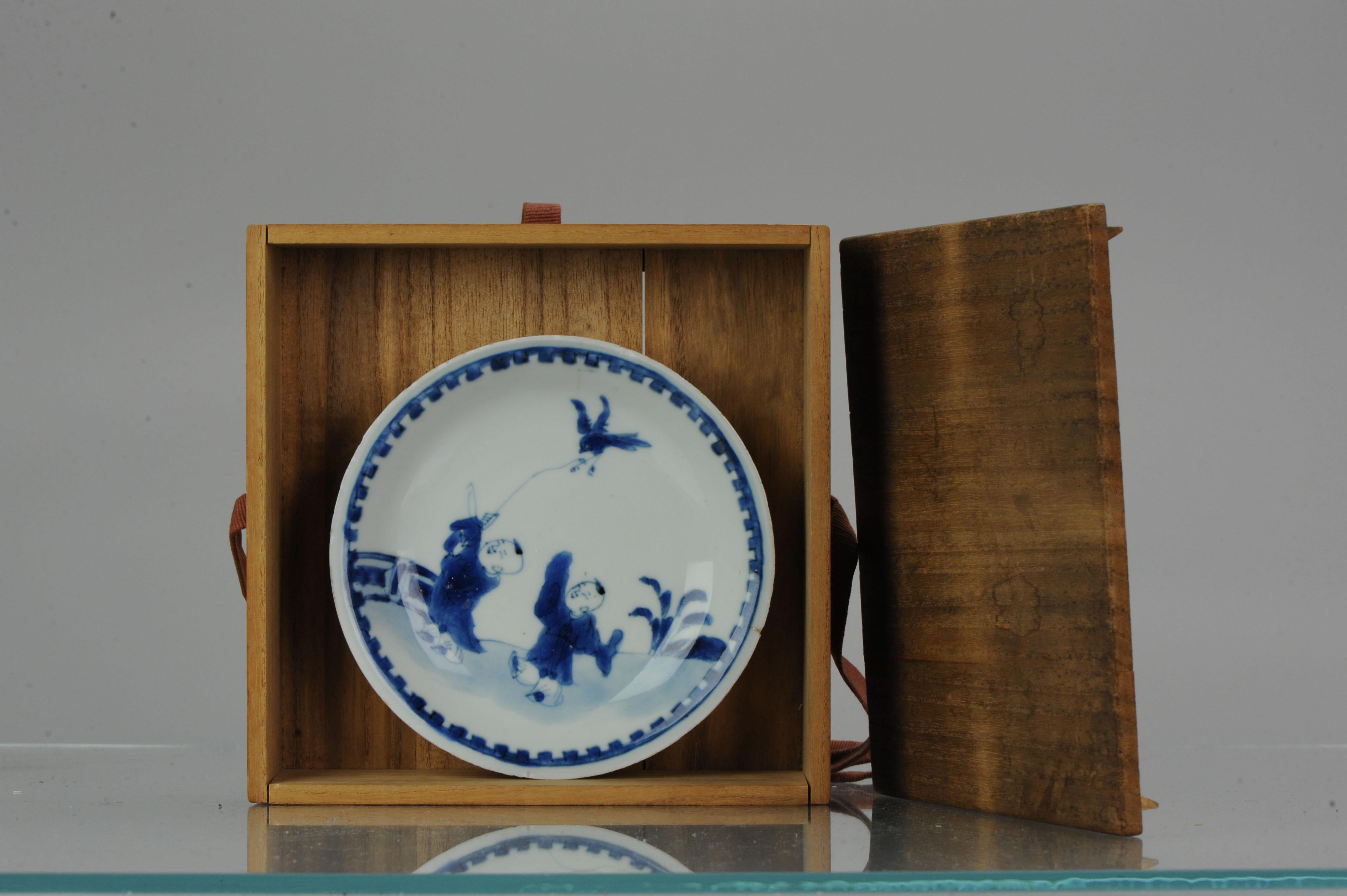Antique Kosometsuke Tianqi/Chongzhen Porcelain Dish Boys Playing with Bird In Good Condition For Sale In Amsterdam, Noord Holland