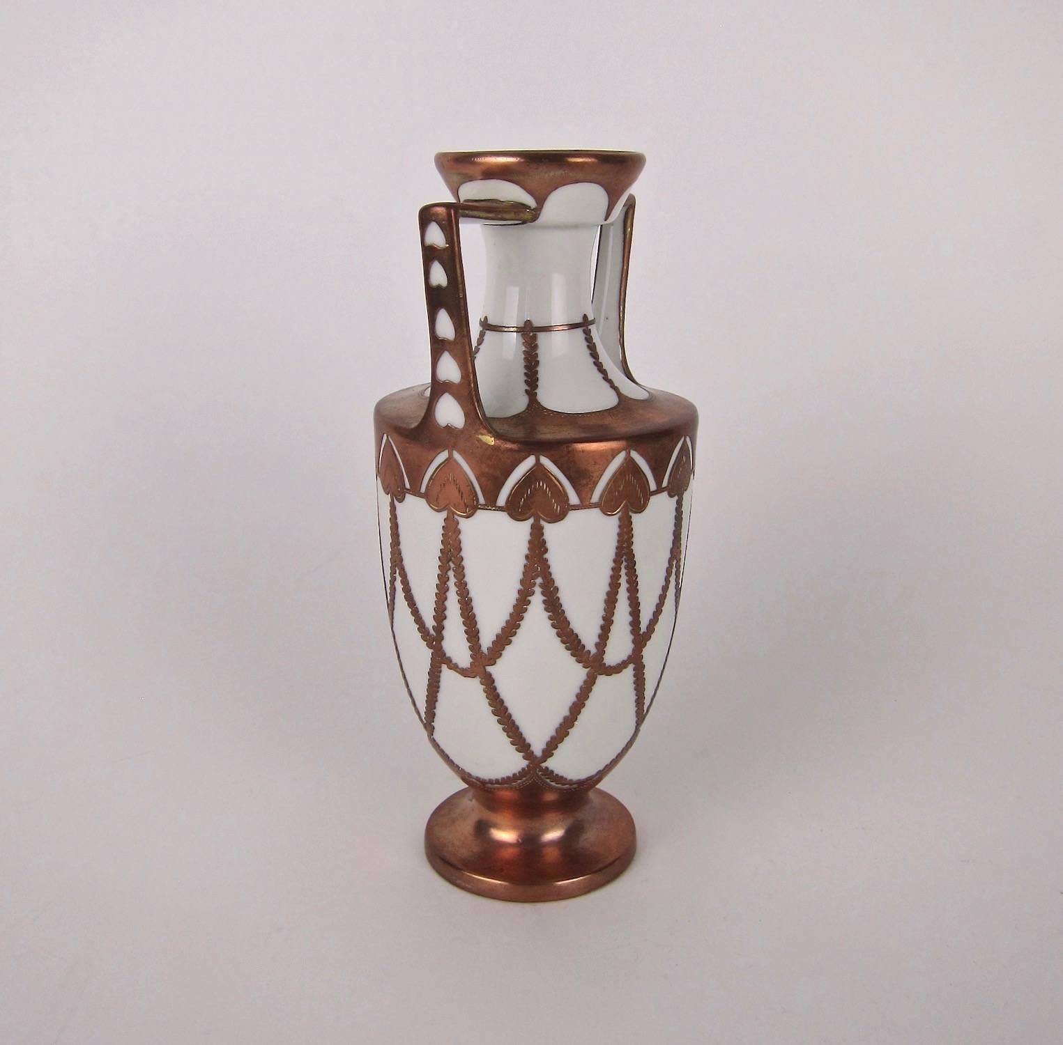 Art nouveau Vase ancien en porcelaine de KPM Berlin avec recouvrement en cuivre Art Nouveau