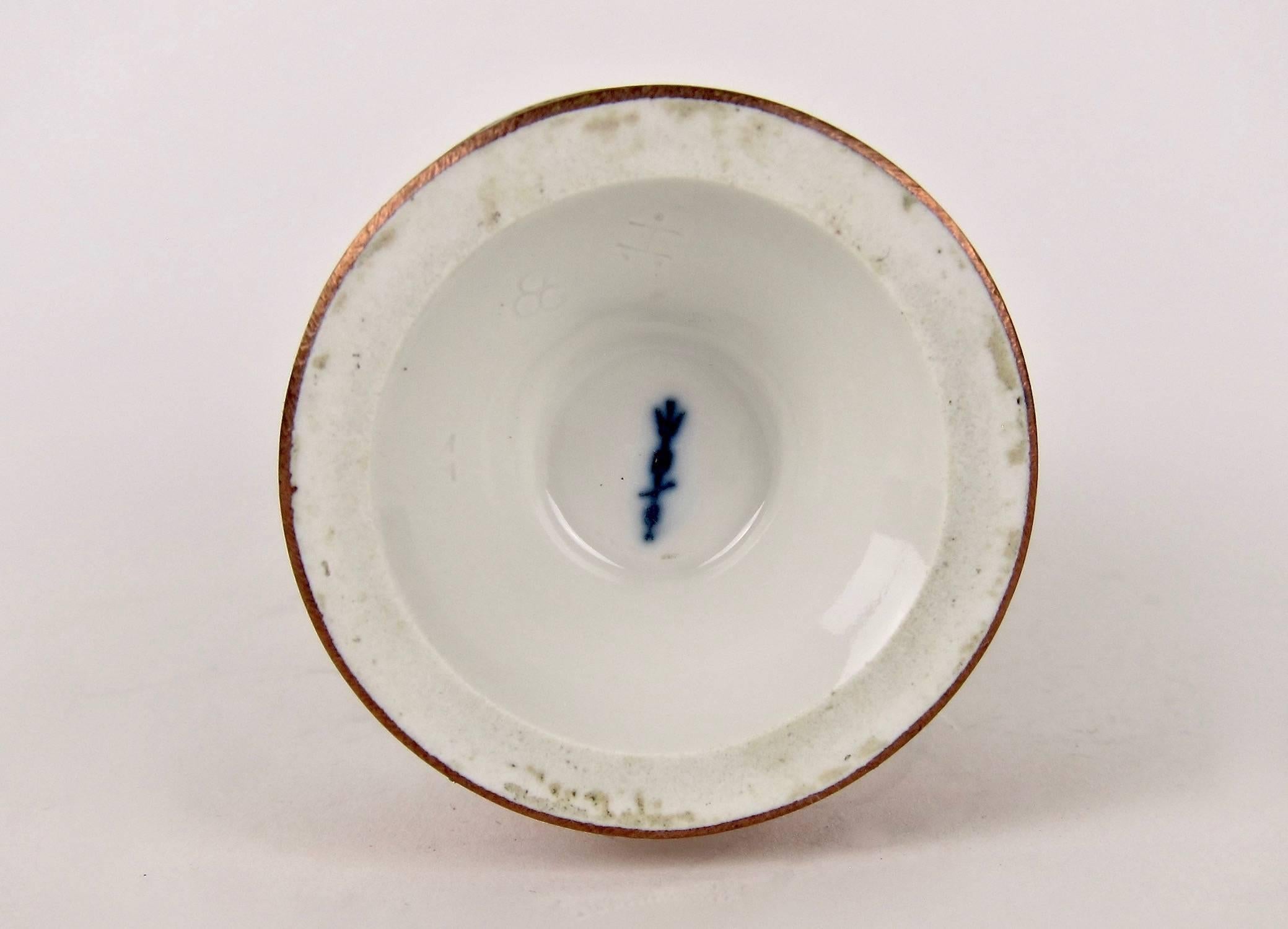 Gravé Vase ancien en porcelaine de KPM Berlin avec recouvrement en cuivre Art Nouveau