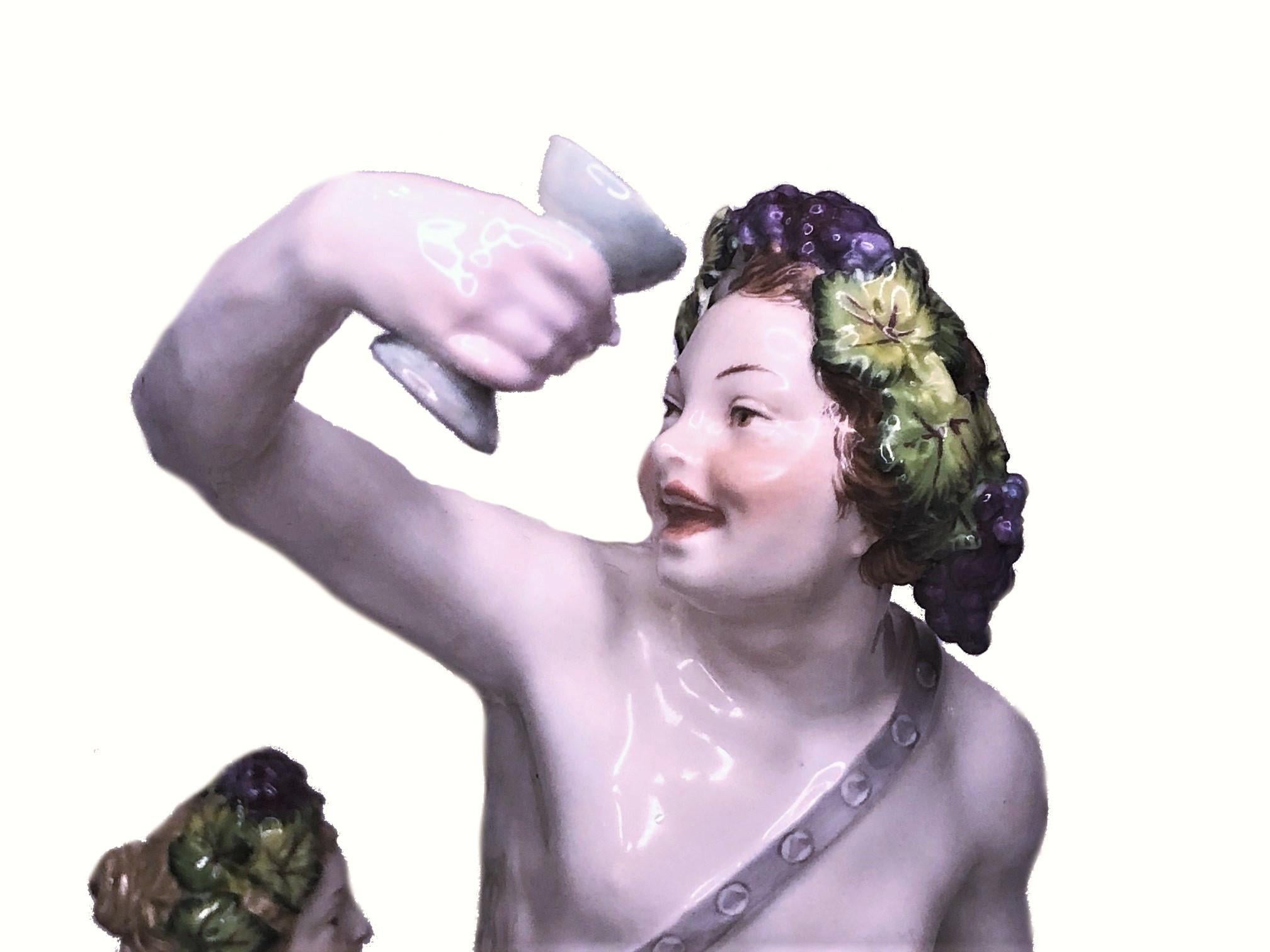 Cet exquis groupe mythologique en porcelaine KPM représentant Bacchus en train de festoyer représente Dionysos (également appelé Bacchus - un dieu de la nature, de la fécondité et de la végétation, particulièrement connu comme dieu du vin et de