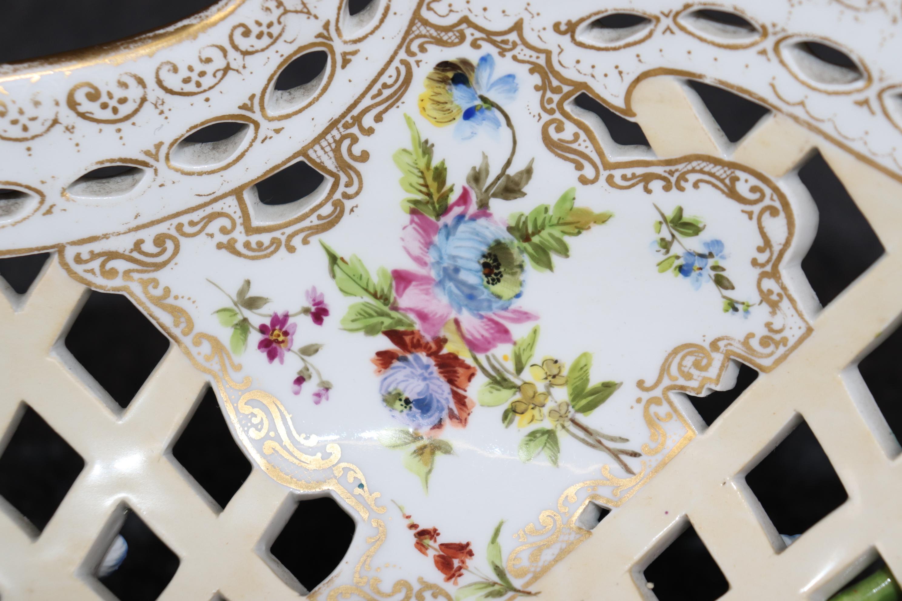 Centro de mesa antiguo KPM Porcelain decorado con flores y rosa en venta 3