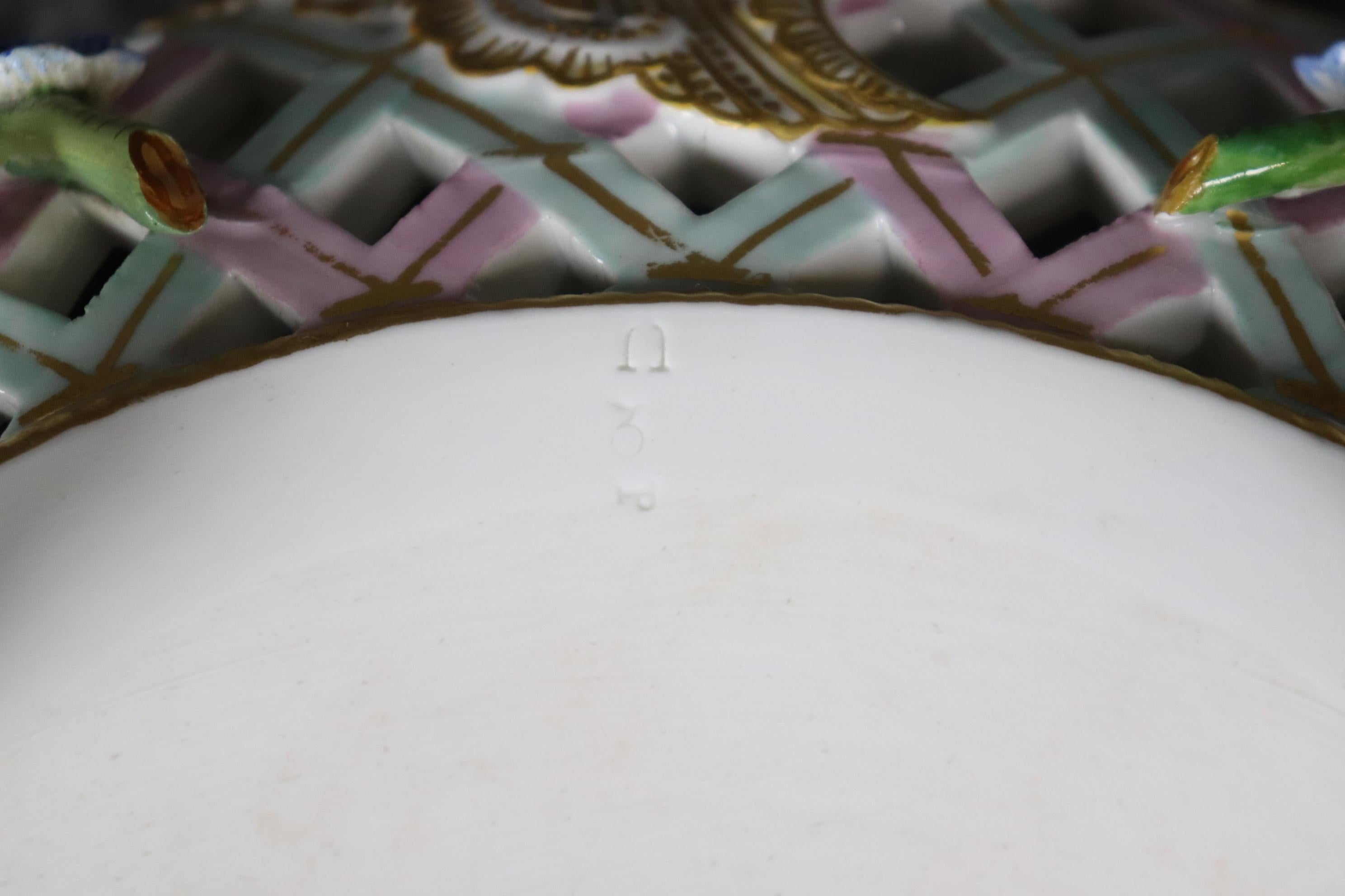 Centro de mesa antiguo KPM Porcelain decorado con flores y rosa en venta 7