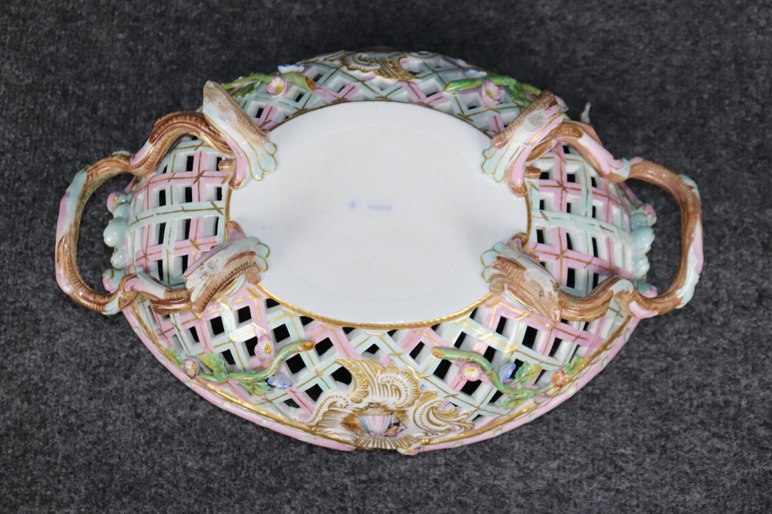 Centro de mesa antiguo KPM Porcelain decorado con flores y rosa siglo XX en venta