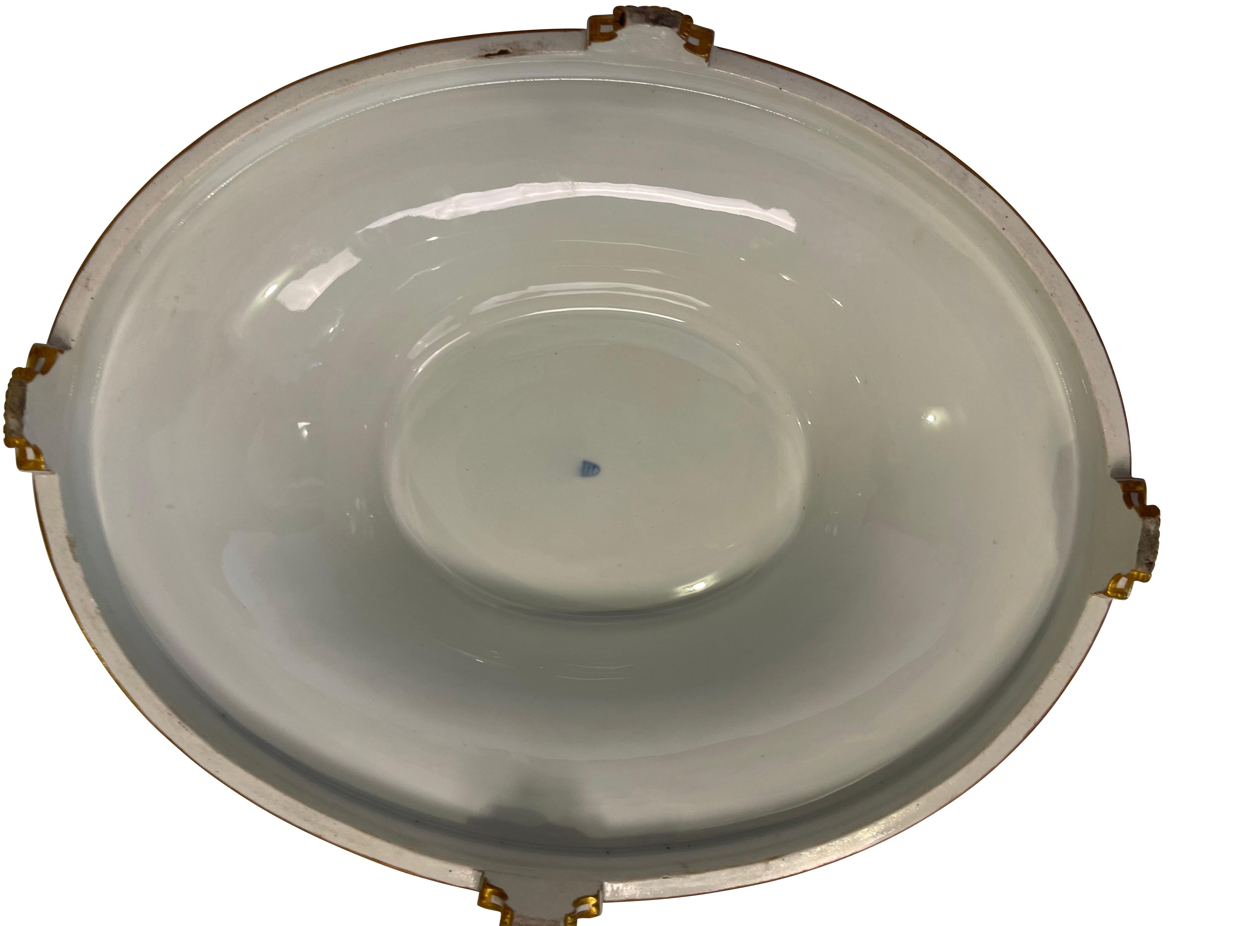 XIXe siècle Antiquité - KPM Royal Berlin Porcelain Neoclassical White Centerpiece Bowl on Stand en vente