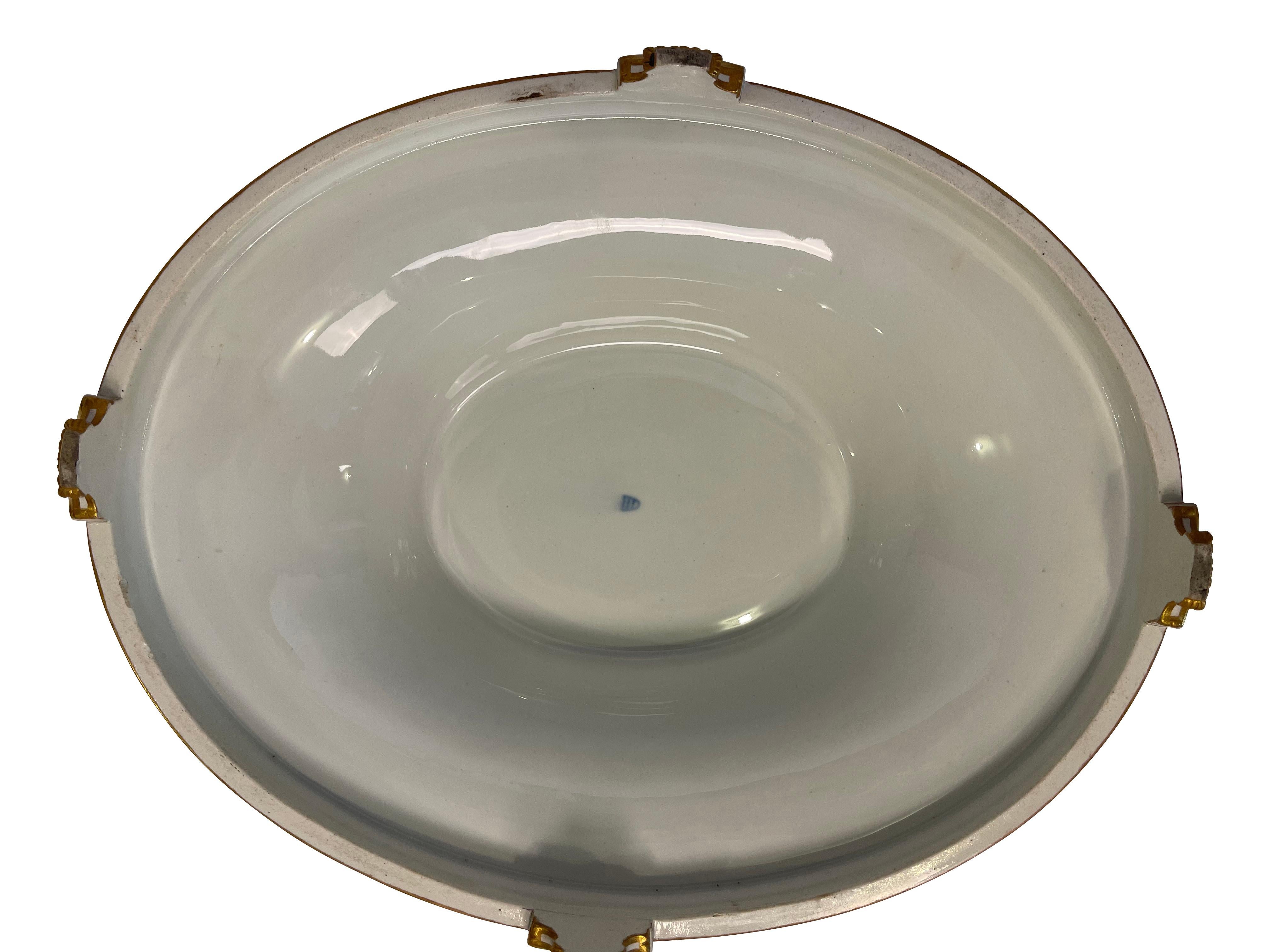 Porcelaine Antiquité - KPM Royal Berlin Porcelain Neoclassical White Centerpiece Bowl on Stand en vente