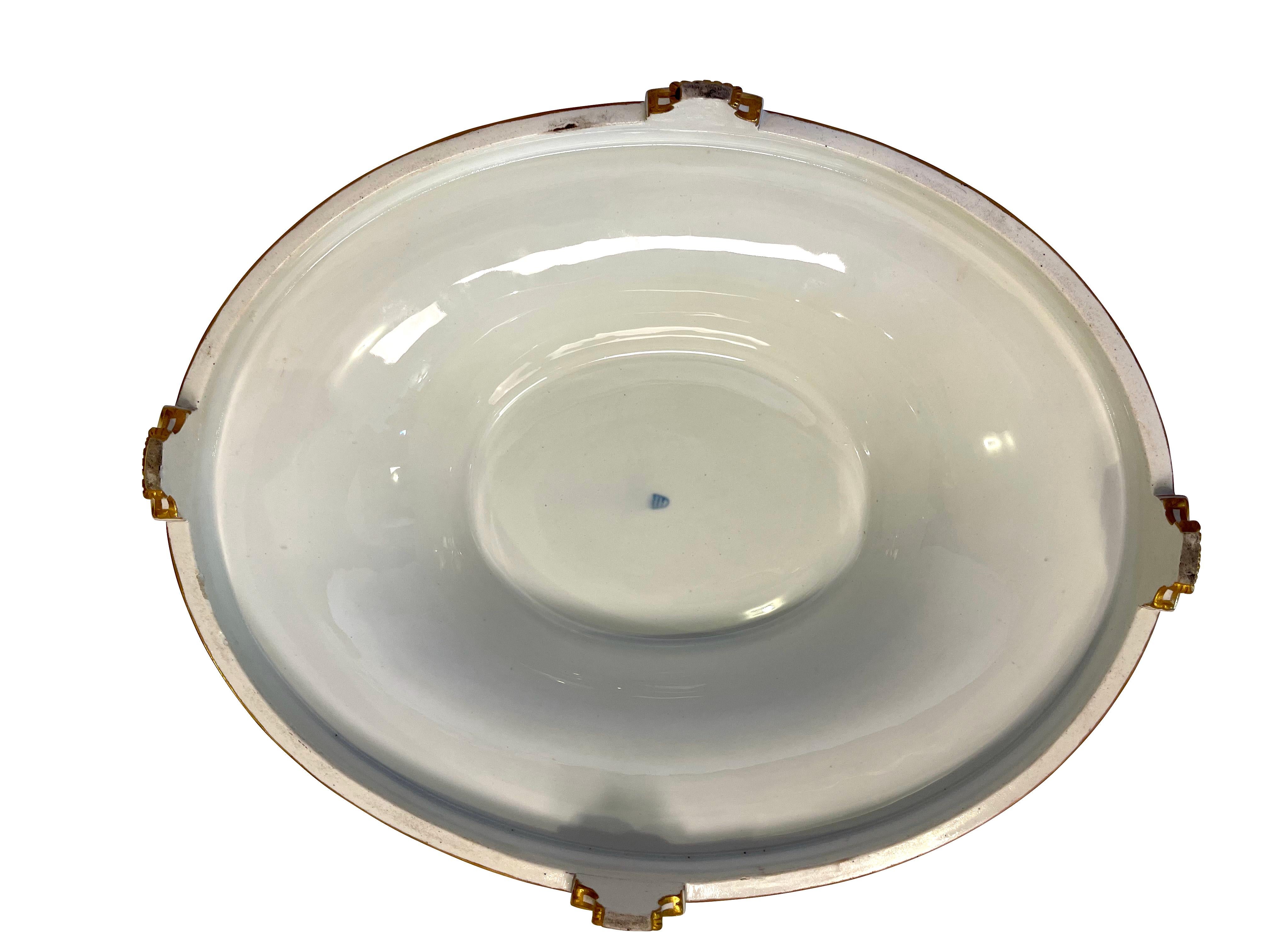 Antiquité - KPM Royal Berlin Porcelain Neoclassical White Centerpiece Bowl on Stand en vente 1
