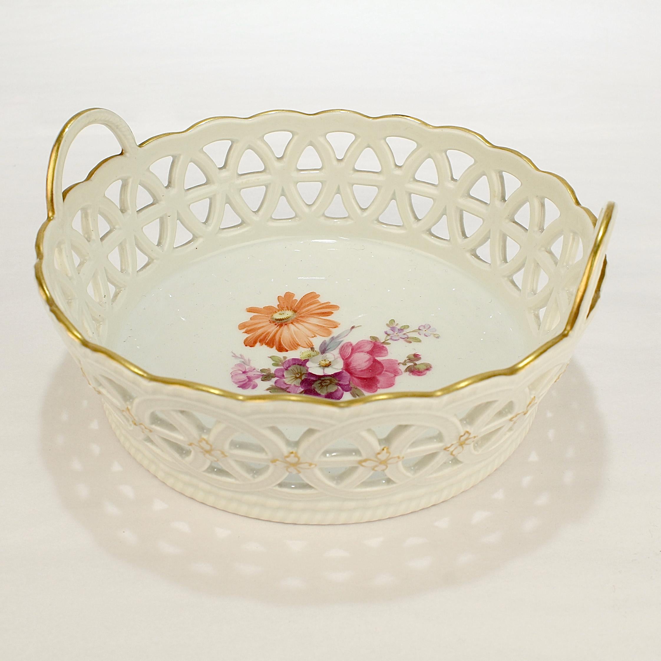 Un raffinato cestino in KPM Porcelain.

Con lati reticolati o forati, due manici e uno spray floreale dipinto a mano al centro.

Un cesto di porcellana semplicemente meraviglioso!

Data:
Fine del XIX o inizio del XX secolo

Condizioni