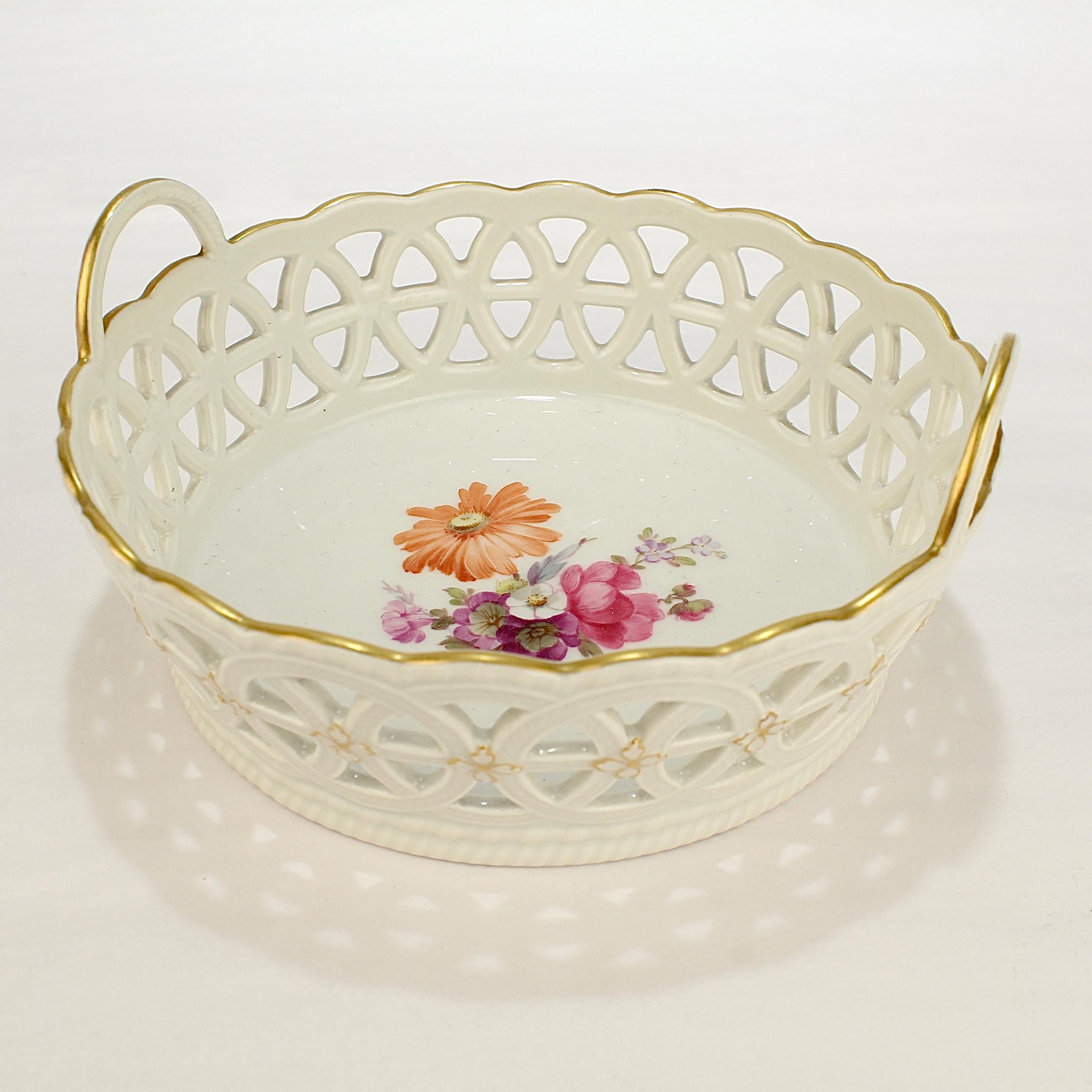 Un beau panier en porcelaine de KPM.

Avec des côtés réticulés ou percés, deux poignées et une gerbe de fleurs peinte à la main au centre.

Tout simplement un magnifique panier en porcelaine !

Date :
Fin du 19e ou début du 20e siècle

État