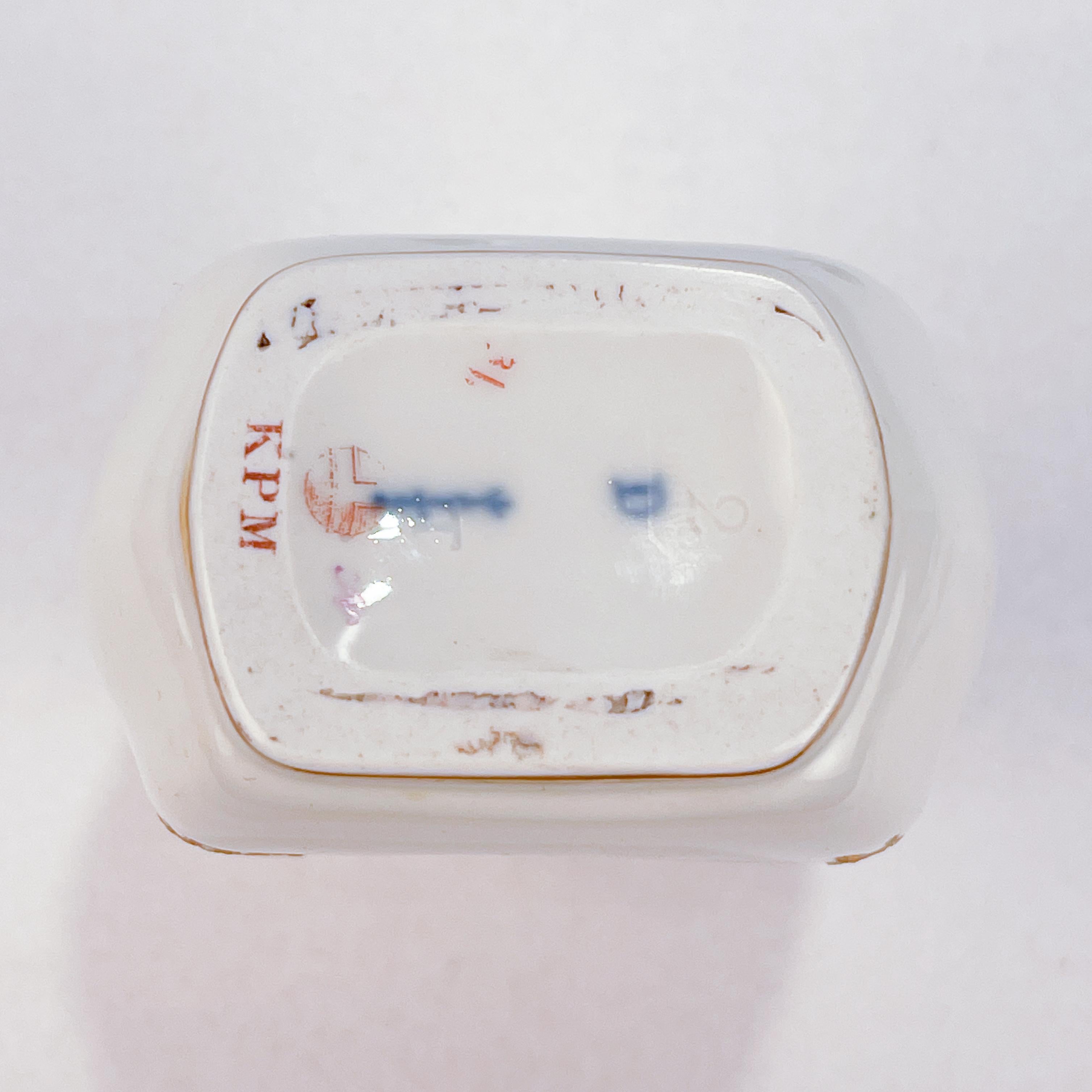 Ancienne boîte à thé ou flacon de commode en porcelaine Neuzierat de KPM Royal Berlin 7