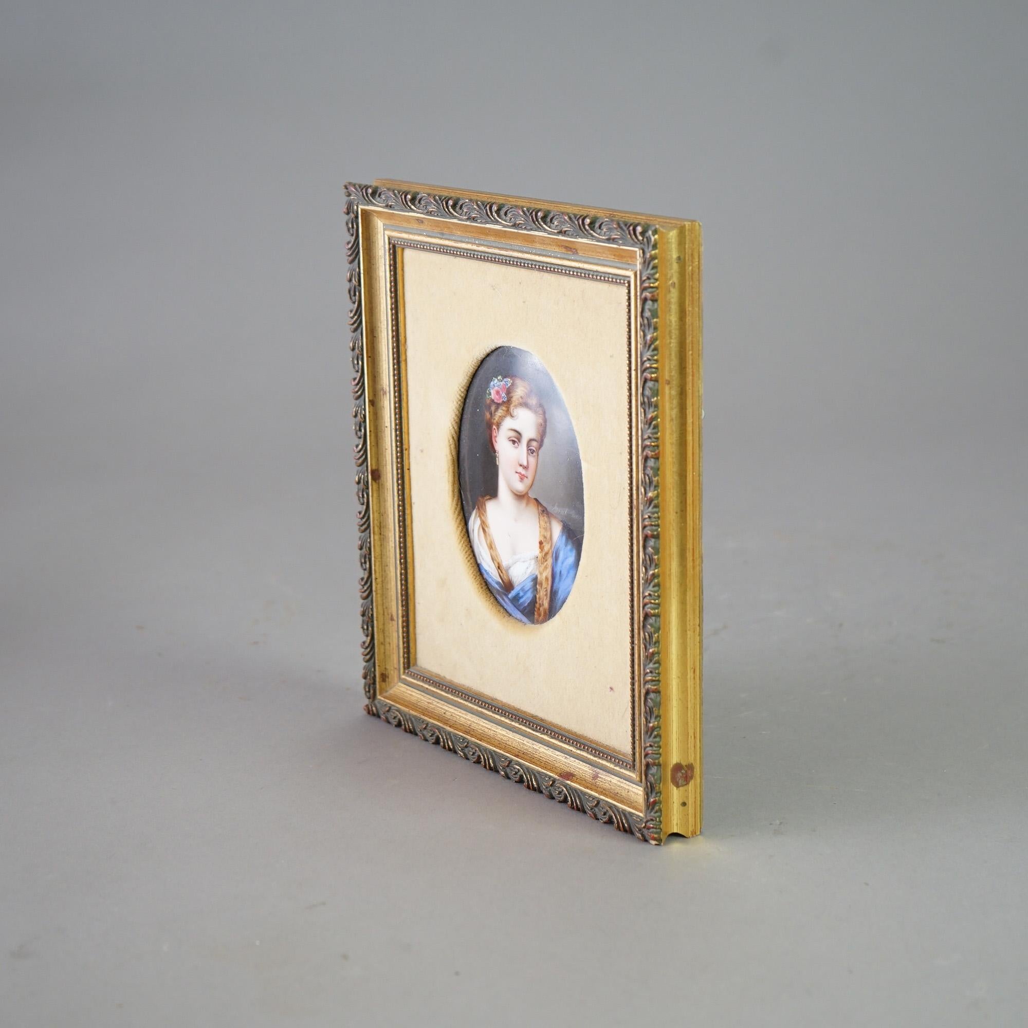 Eine antike Plakette in der Art von KPM bietet das handgemalte Porträt einer jungen Frau auf Porzellan, sitzend in einem Rahmen aus Goldholz, 19.

Maße: 9,5''H x 8''B x 1,25''D