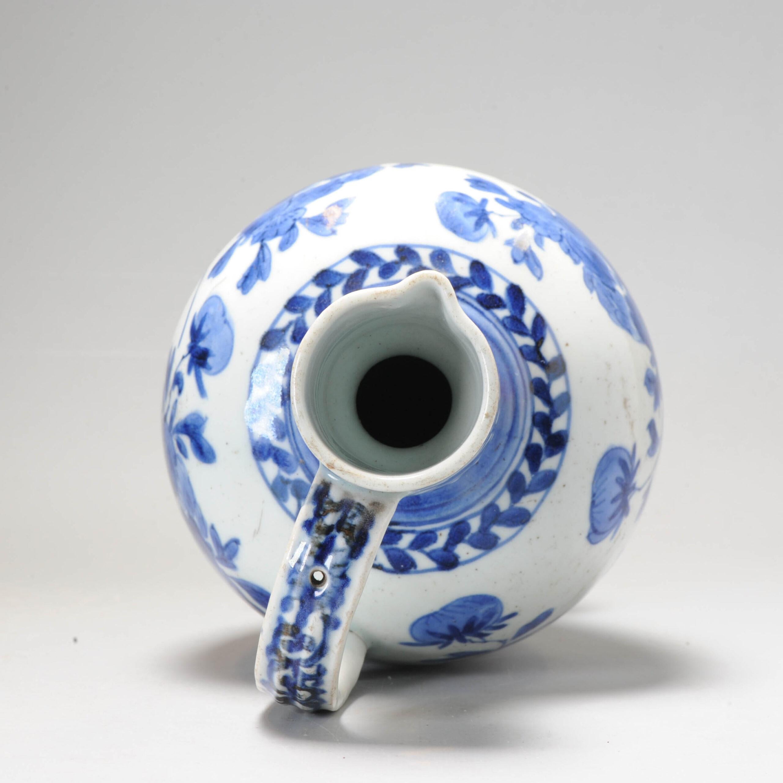 Giapponese Antica brocca di porcellana giapponese Kraak del periodo Edo con fiori Arita, 1680-1690 in vendita