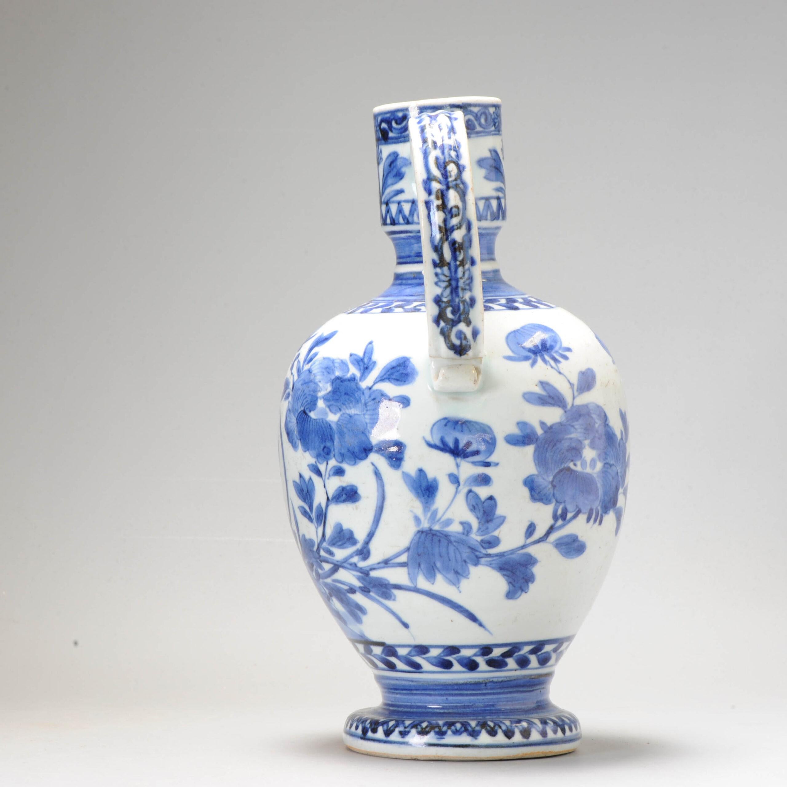 Antica brocca di porcellana giapponese Kraak del periodo Edo con fiori Arita, 1680-1690 In condizioni buone in vendita a Amsterdam, Noord Holland