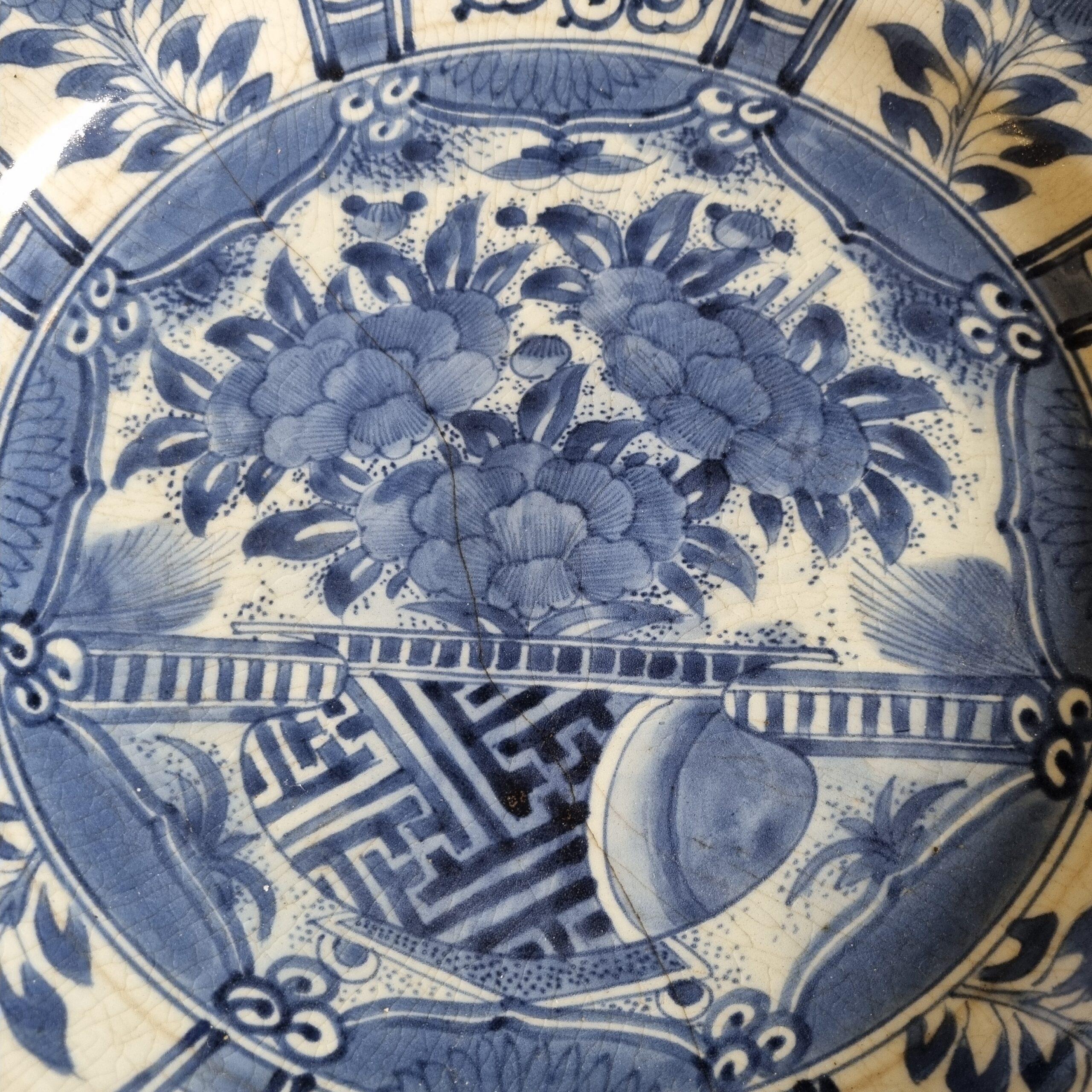 Antike große Arita-Platte aus japanischem Porzellan aus der Kraak-Edo-Periode, 1680-1690 im Zustand „Gut“ im Angebot in Amsterdam, Noord Holland