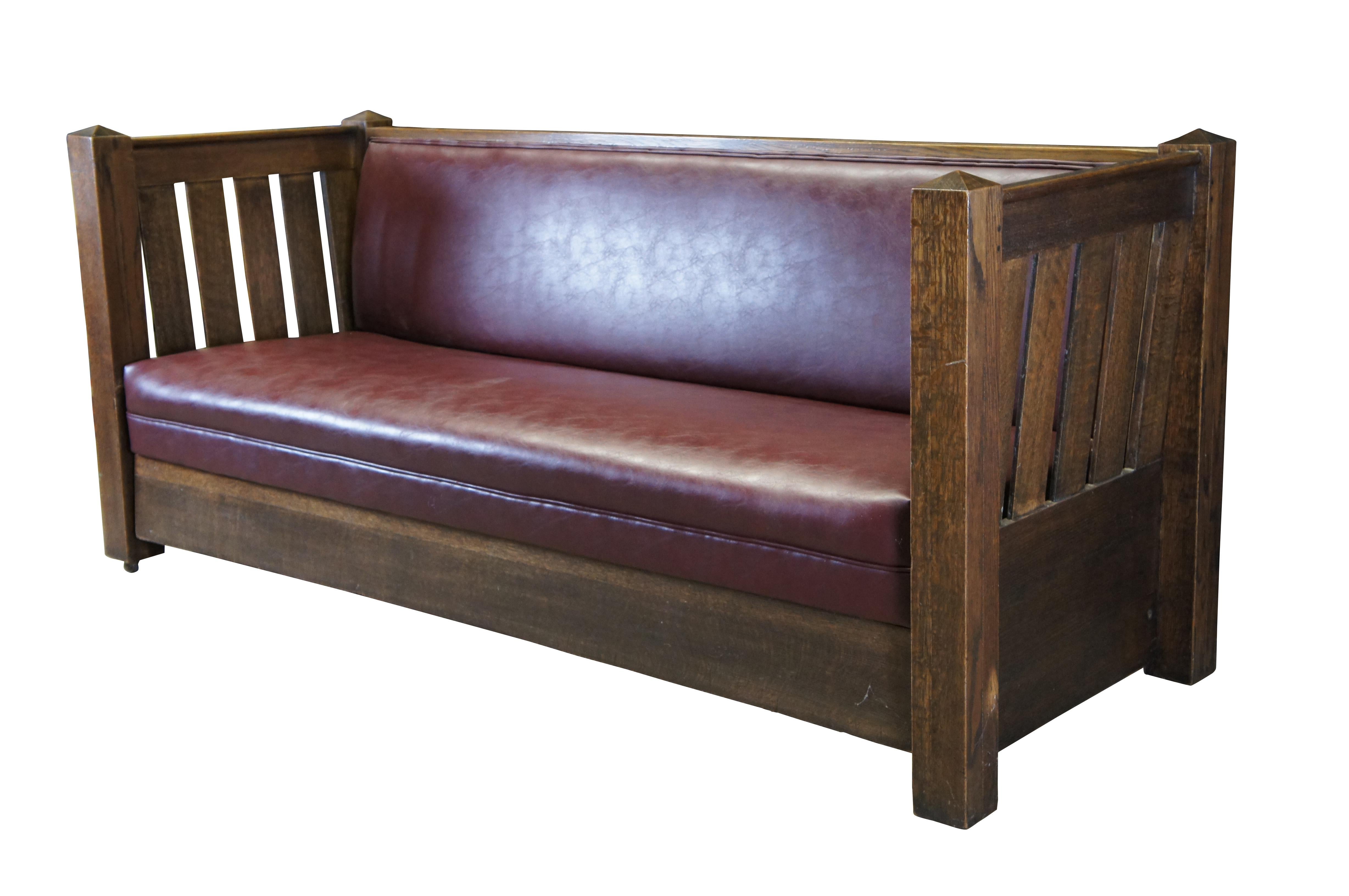 Antiguo sofá/sofá/cama Kroehler unifold Davenport. Fabricada en roble aserrado en cuarto con estilo Mission tradicional, tapicería de vinilo y armazón plegable para usarla como cama o sofá. Fabricado en Chicago.

Dimensiones:
29,5
