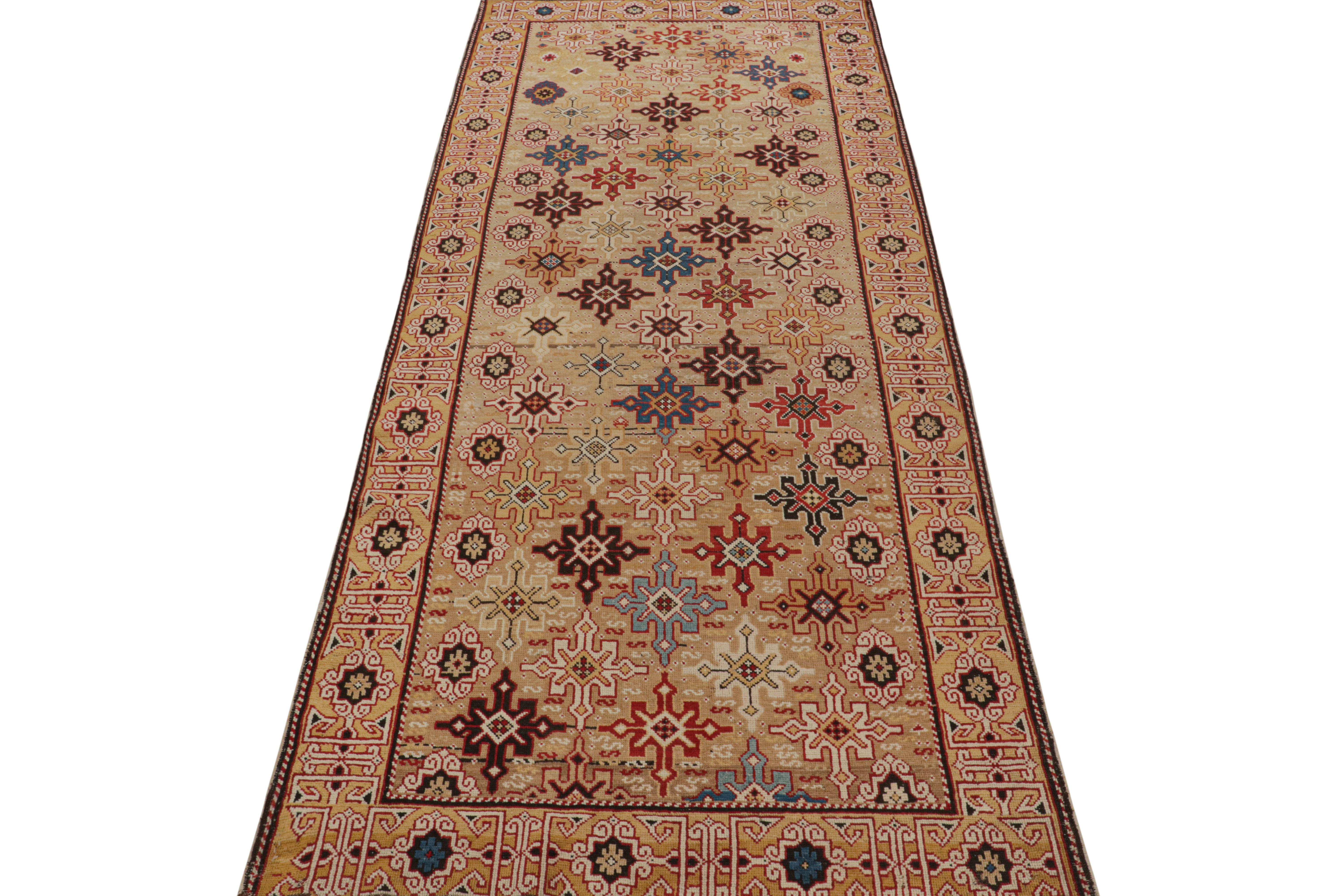 Antiker Kuba-Läufer aus Wolle in Beige und Goldgelb mit geometrischem Muster von Teppich & Kelim im Zustand „Gut“ im Angebot in Long Island City, NY