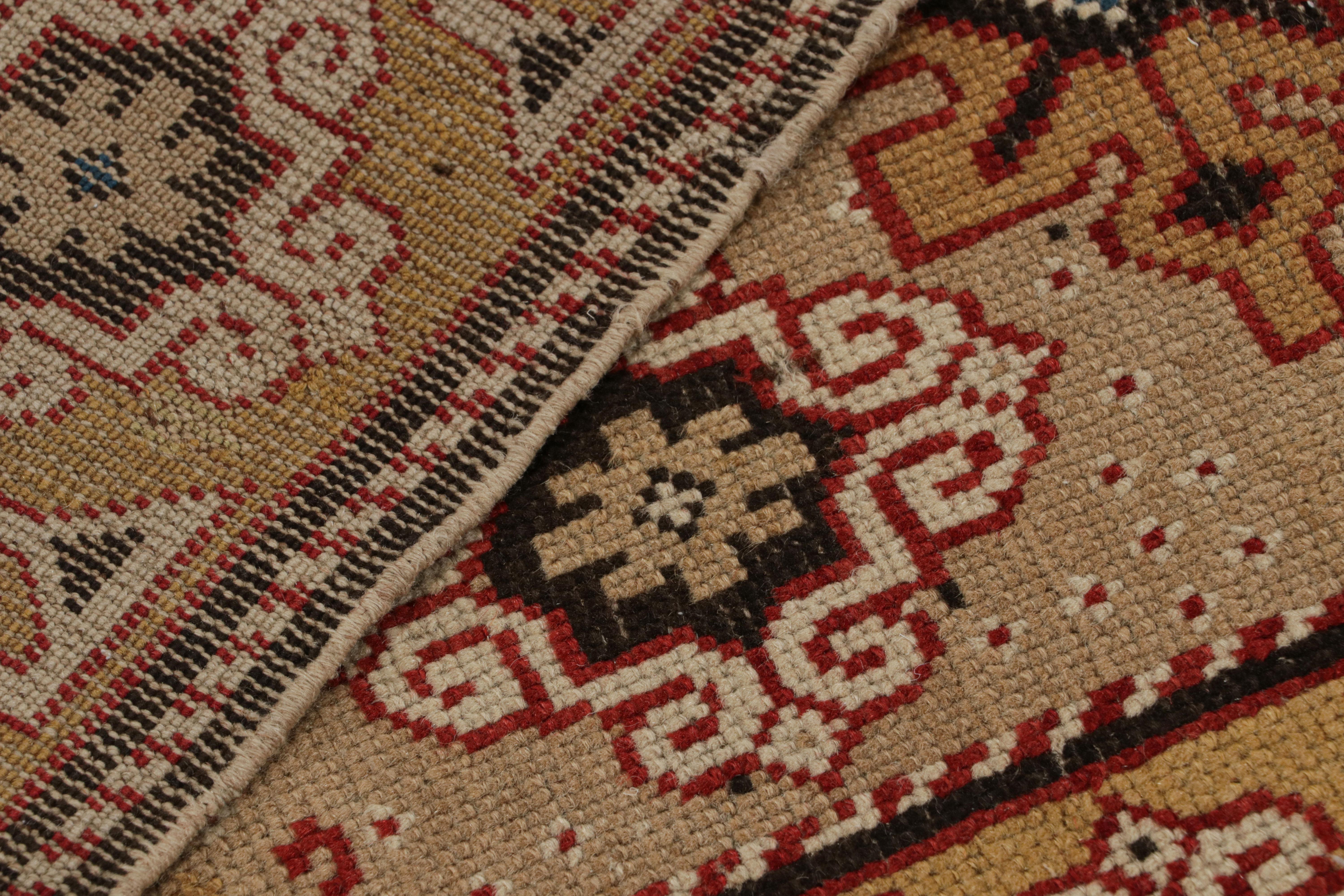 Antiker Kuba-Läufer aus Wolle in Beige und Goldgelb mit geometrischem Muster von Teppich & Kelim im Angebot 1
