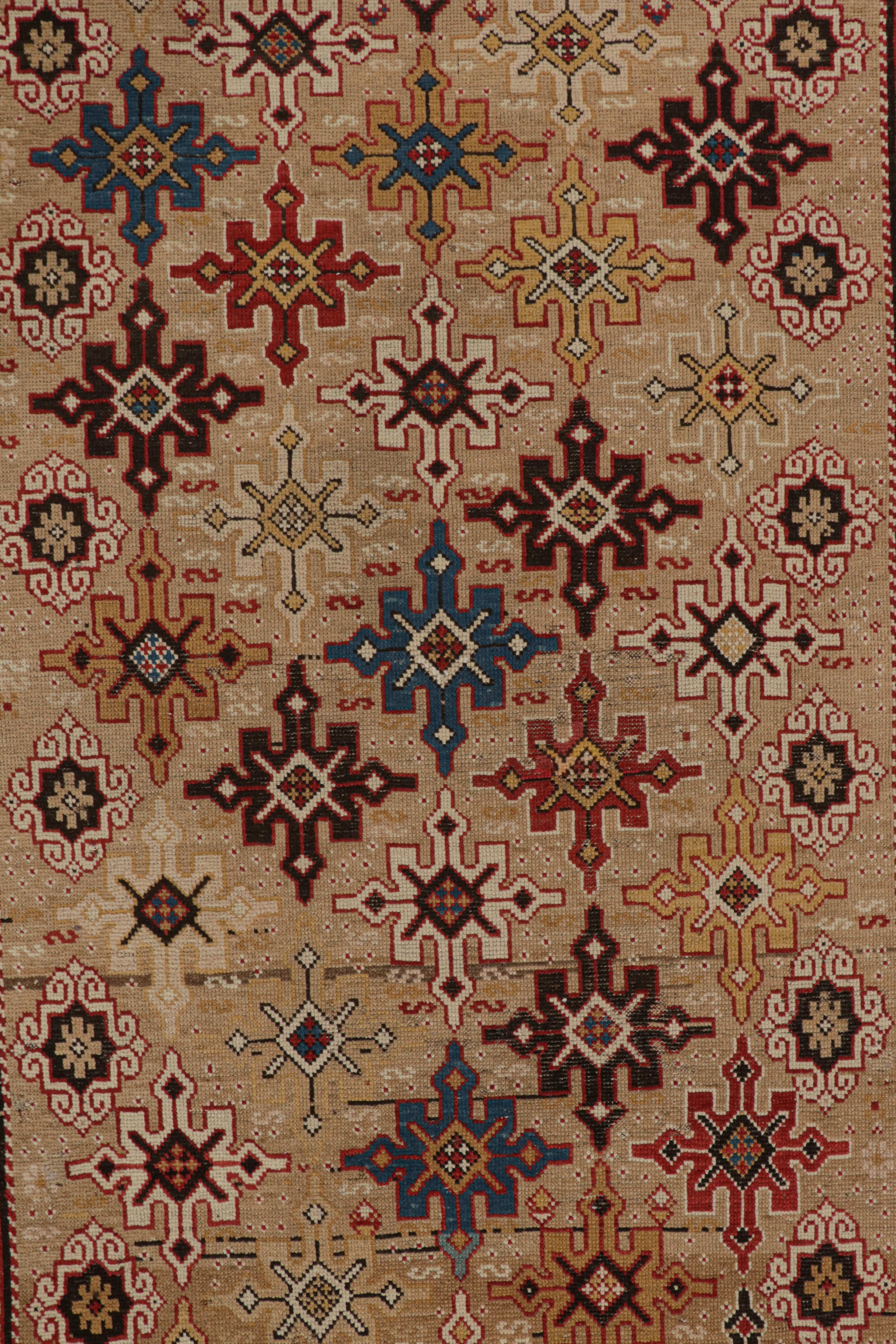 Antiker Kuba-Läufer aus Wolle in Beige und Goldgelb mit geometrischem Muster von Teppich & Kelim (Spätes 19. Jahrhundert) im Angebot