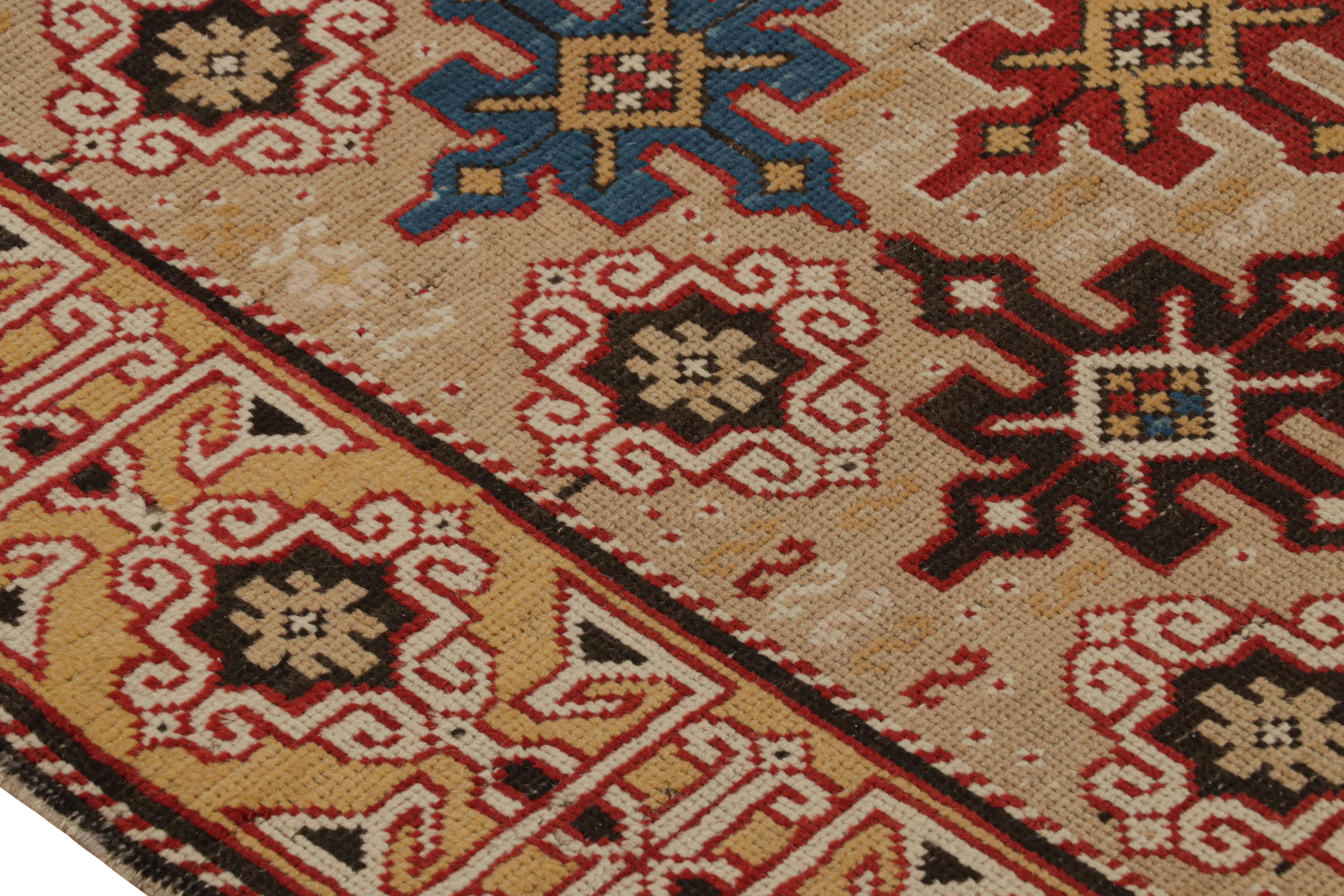 Antiker Kuba-Läufer aus Wolle in Beige und Goldgelb mit geometrischem Muster von Teppich & Kelim (Europäisch) im Angebot