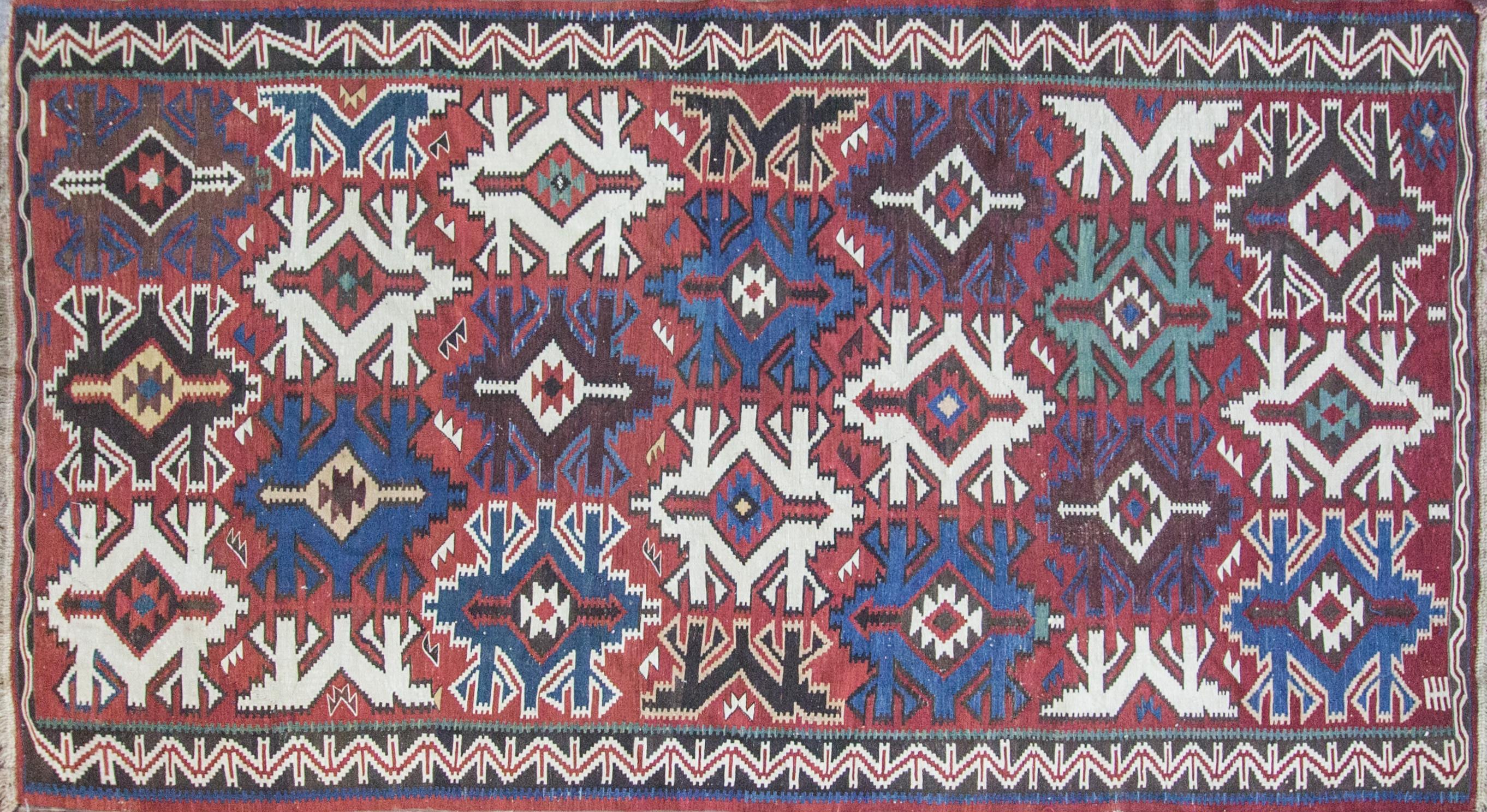 Tapis long Kilim ancien, Kuba, fin du 19e siècle. Un impressionnant motif en quinconce de palmettes dentelées sur fond bleu sur ce magnifique Kilim Kuba ancien ou grand tapis classique du Caucase. Les palmettes et rosettes plus petites qui composent