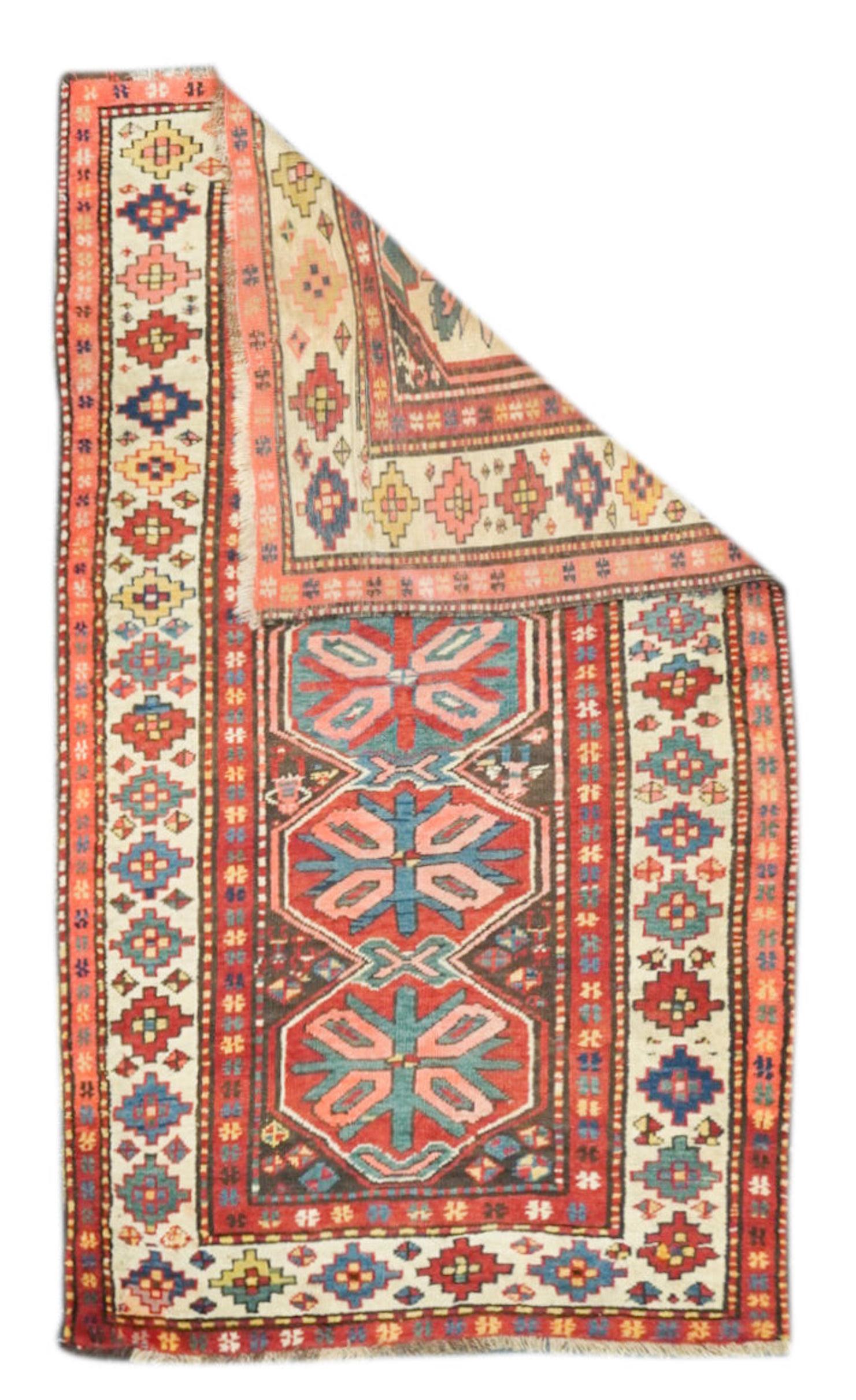 Tapis Kuba antique 3'11'' x 6'11''. Caucase du Sud-Ouest/Arménie. Motifs audacieux, fortement colorés, totalement géométriques, entièrement en laine, tissage grossier à moyen, poils moyens à longs, pièces de format dispersé, en médaillon, allover et