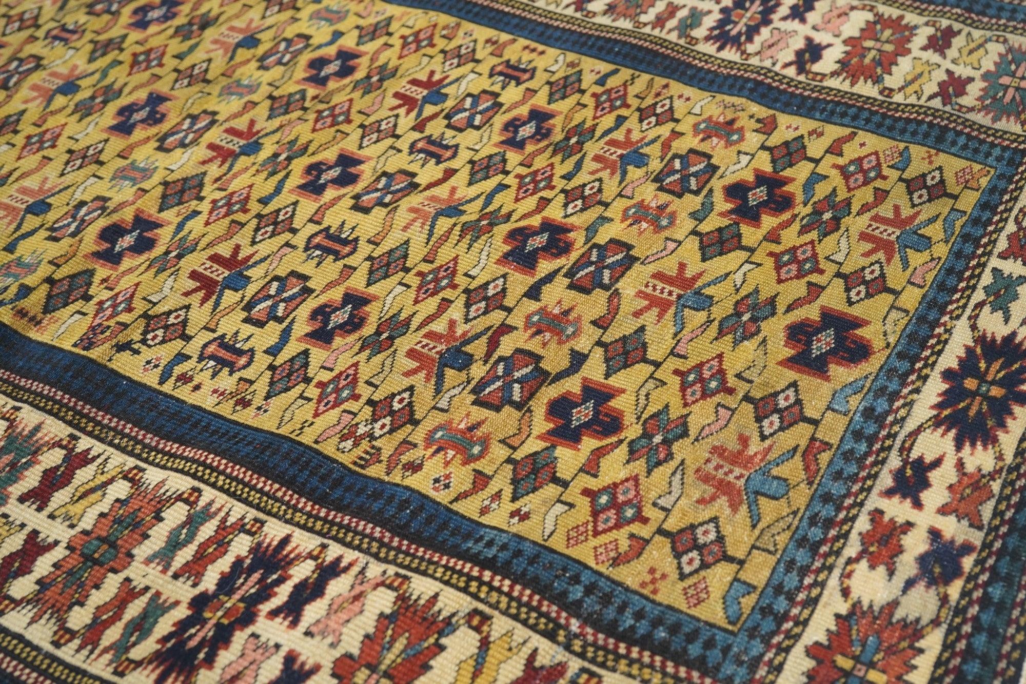 Noué à la main Tapis Kuba ancien de 3'2'' x 4'7'' en vente