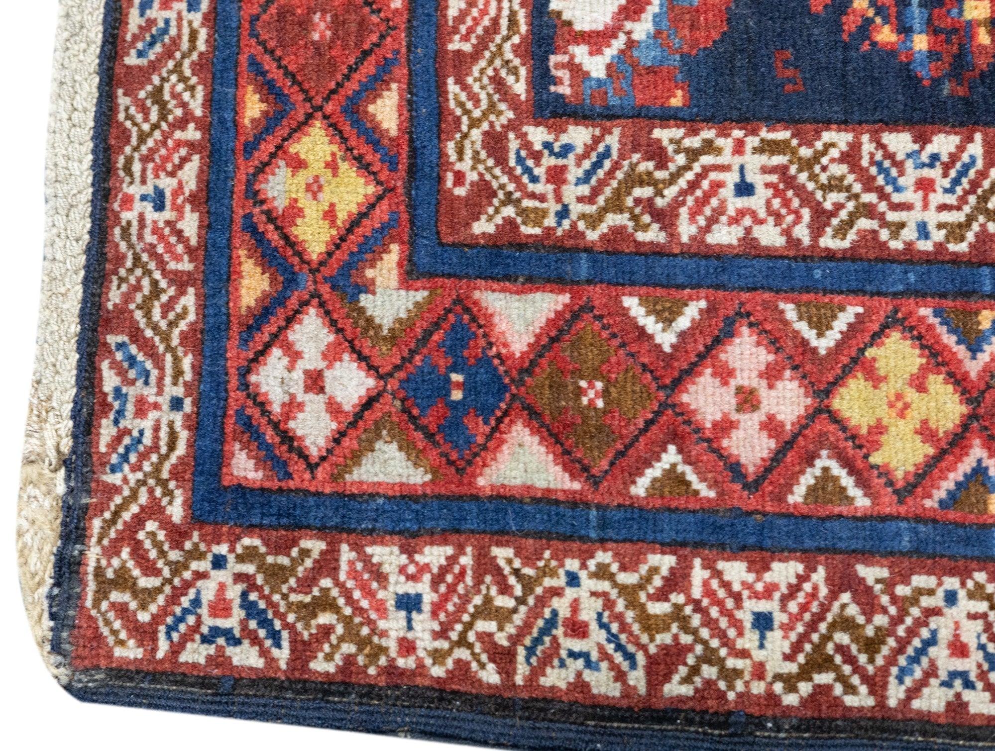Tapis Kuba ancien de 3'2'' x 4'9'' cm en vente 4