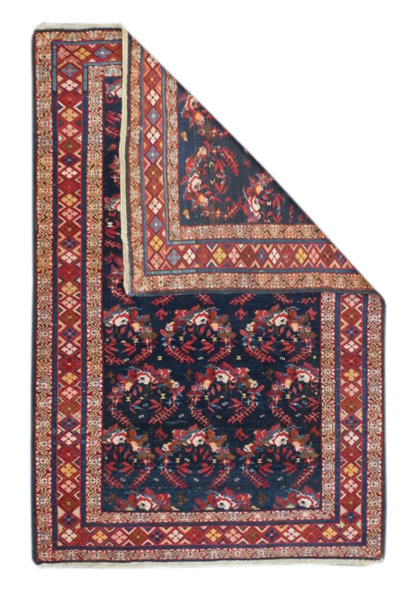Tapis Kuba antique 3'2'' x 4'9''.  Les Turcs azéris habitent la région de Kuba, dans le centre-ouest du Caucase caspien, et tissent une grande variété de tapis géométriques, de chemins de table, de longs tapis et de niches (pièces de prière), dans