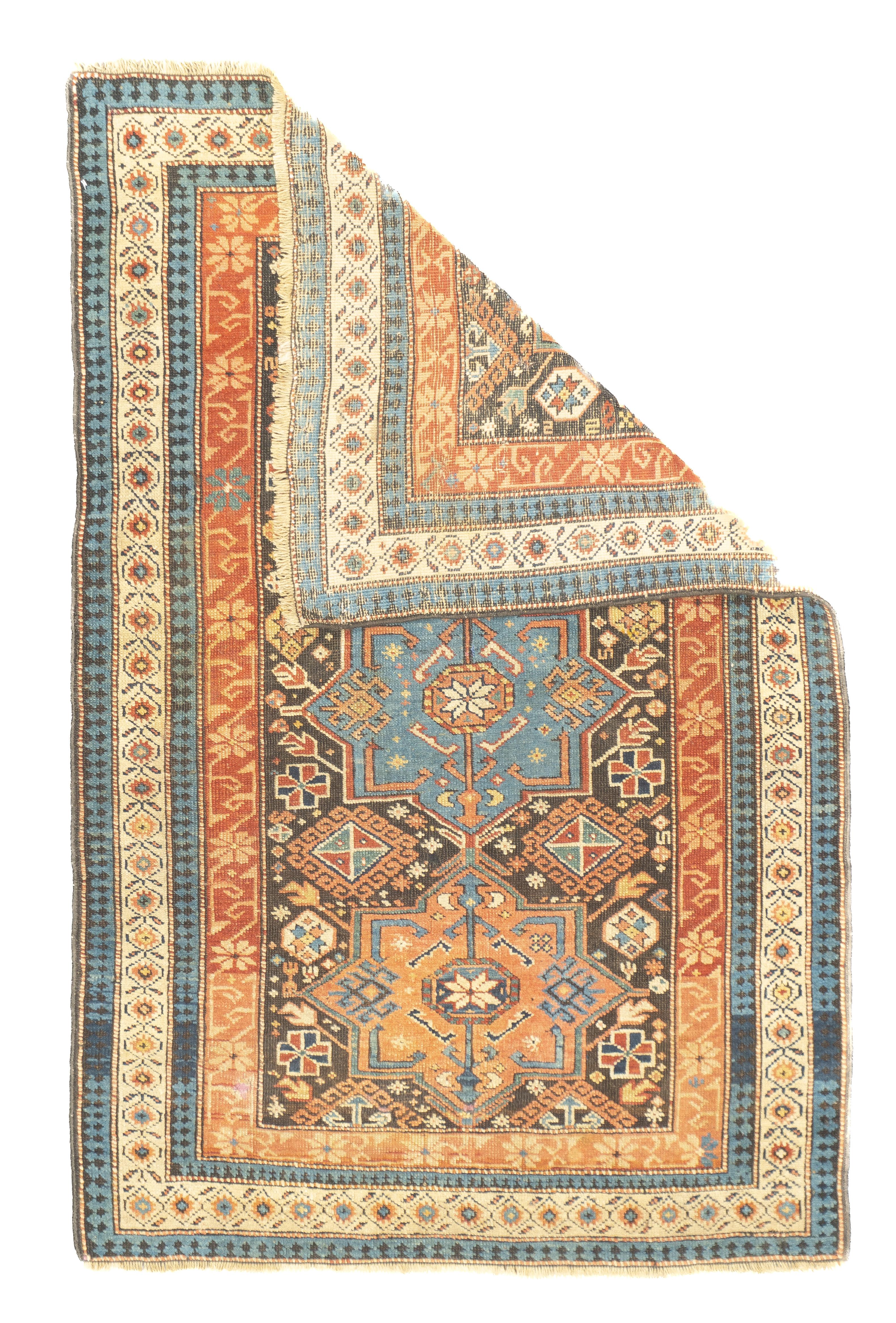 Tapis Kuba antique 3'2'' x 4'9''. Les Turcs azéris habitent la région de Kuba, dans le centre-ouest du Caucase caspien, et tissent une grande variété de tapis géométriques, de chemins de table, de longs tapis et de niches (pièces de prière), dans