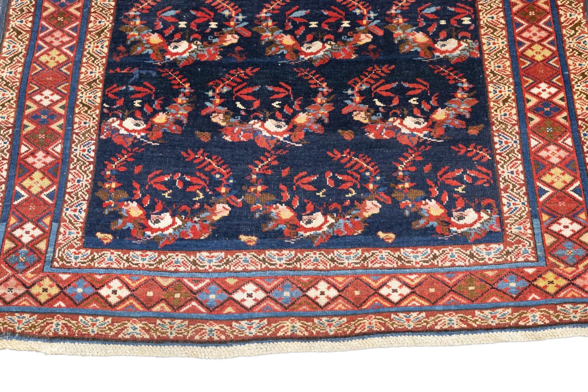 Noué à la main Tapis Kuba ancien de 3'2'' x 4'9'' cm en vente