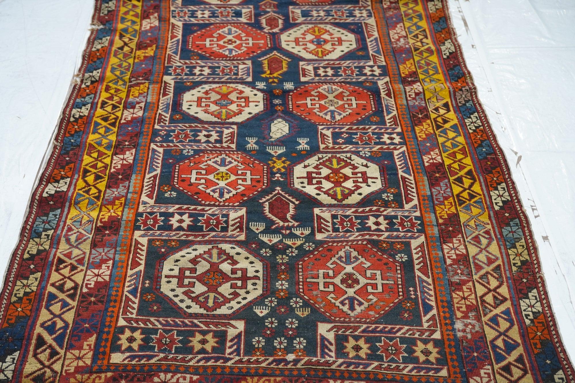 Tapis Kuba ancien 3'9'' x 6'3'' Bon état - En vente à New York, NY