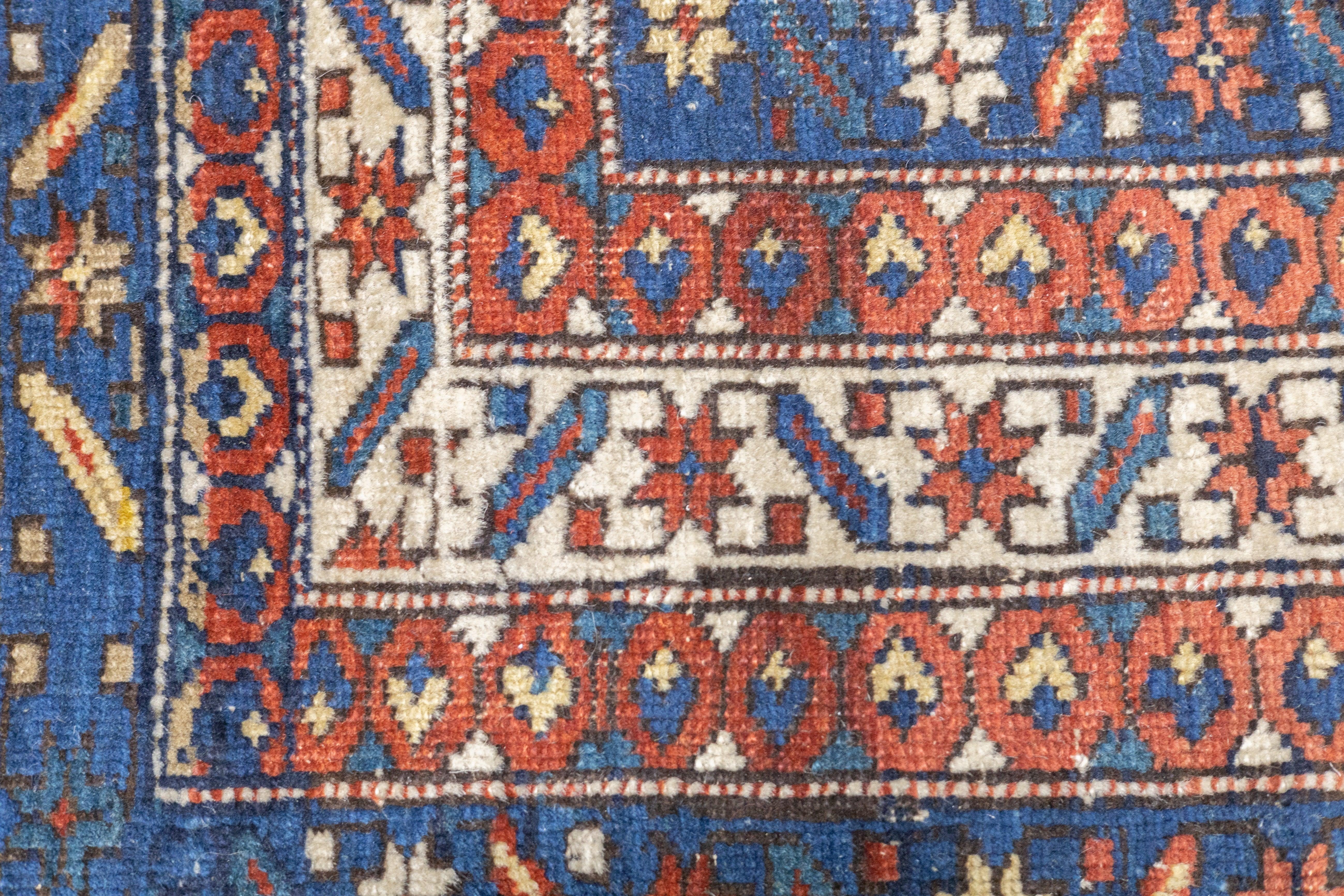 Tapis Kuba ancien 4'1'' x 5'9'' en vente 3