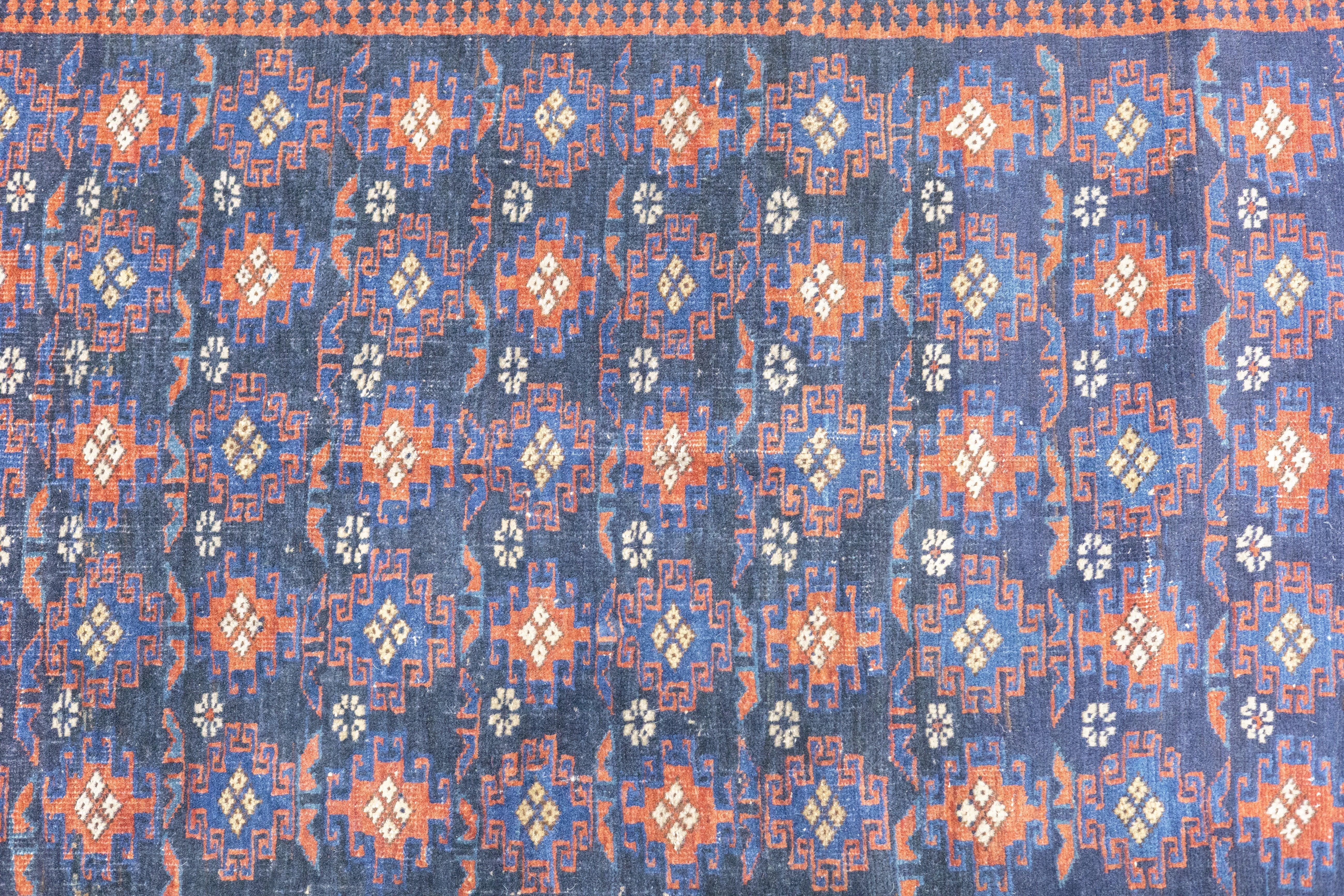 Tapis Kuba ancien 4'1'' x 5'9'' en vente 5