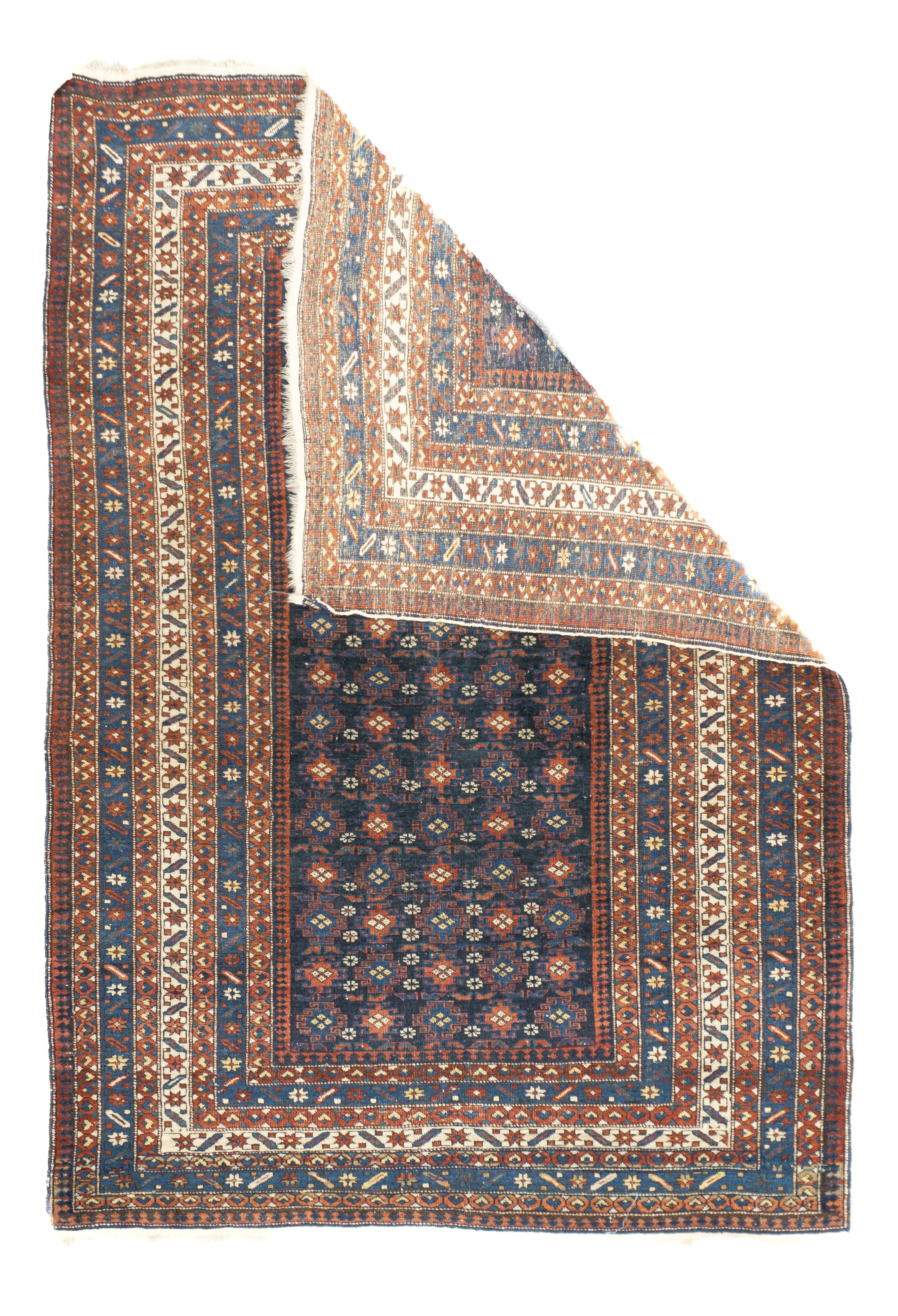 Tapis Kuba ancien 4'1'' x 5'9''. Les Turcs azéris habitent la région de Kuba, dans le centre-ouest du Caucase caspien, et tissent une grande variété de tapis géométriques, de chemins de table, de longs tapis et de niches (pièces de prière), dans des