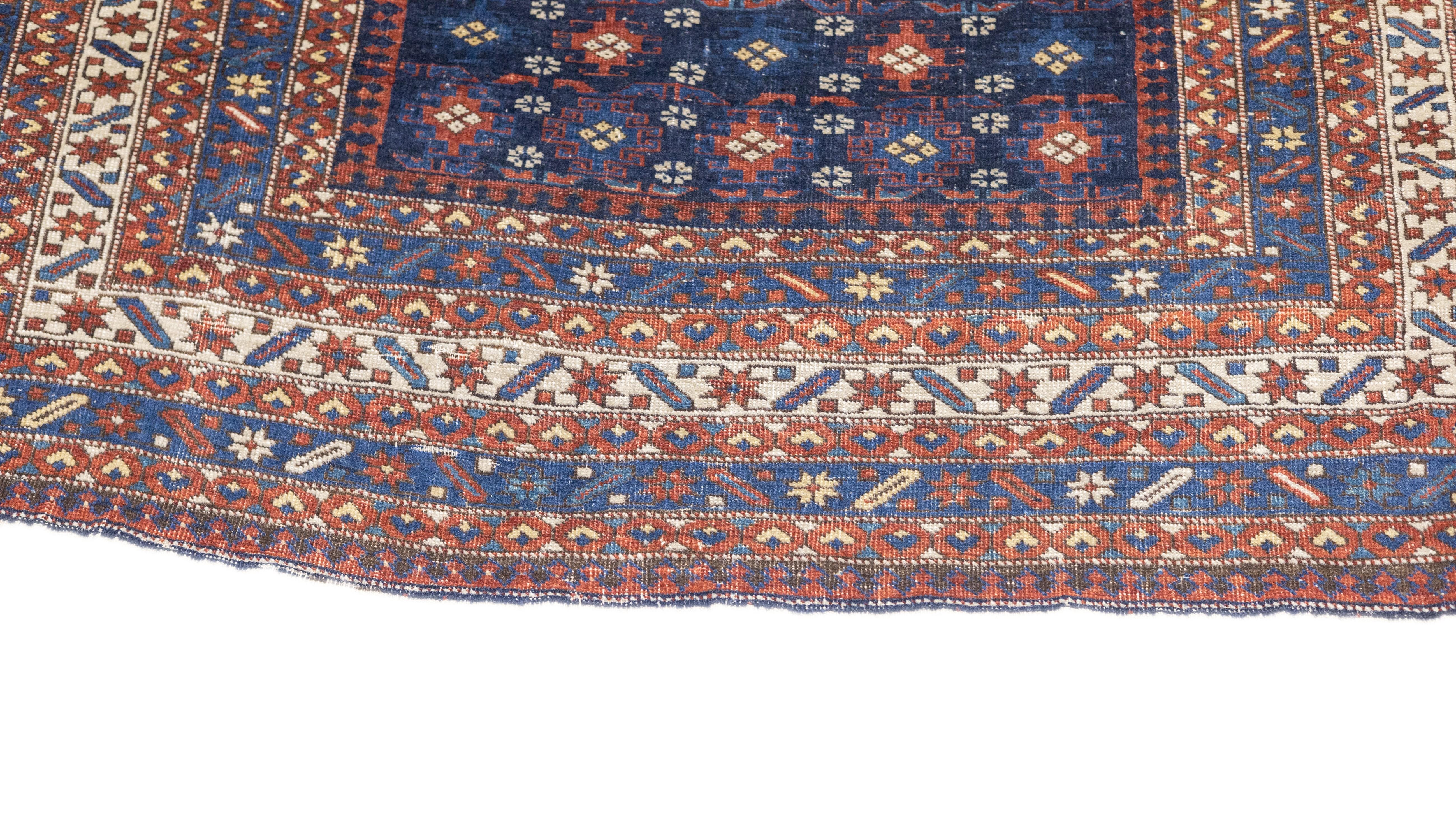 Tapis Kuba ancien 4'1'' x 5'9'' Bon état - En vente à New York, NY