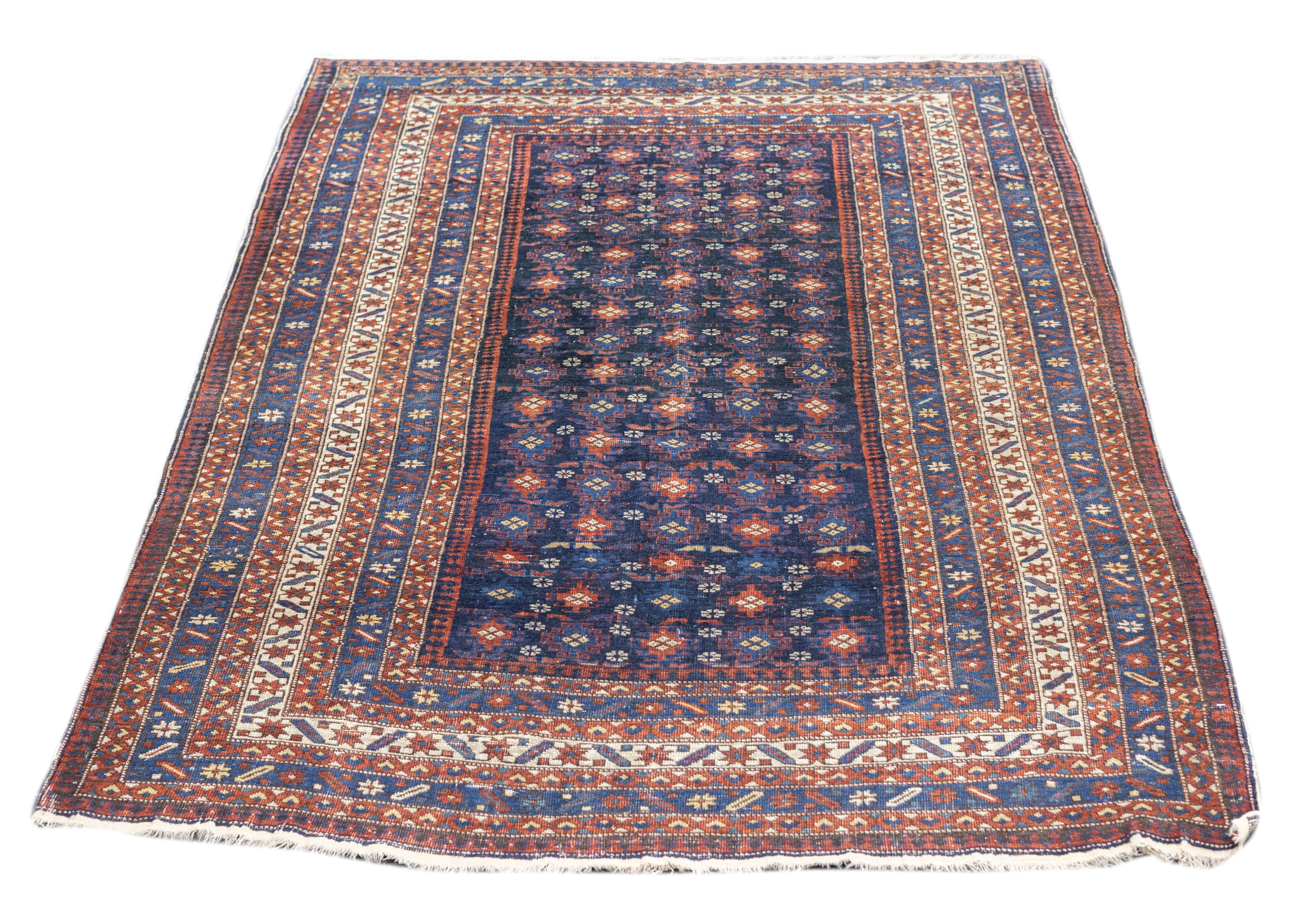 Tapis Kuba ancien 4'1'' x 5'9'' en vente 1