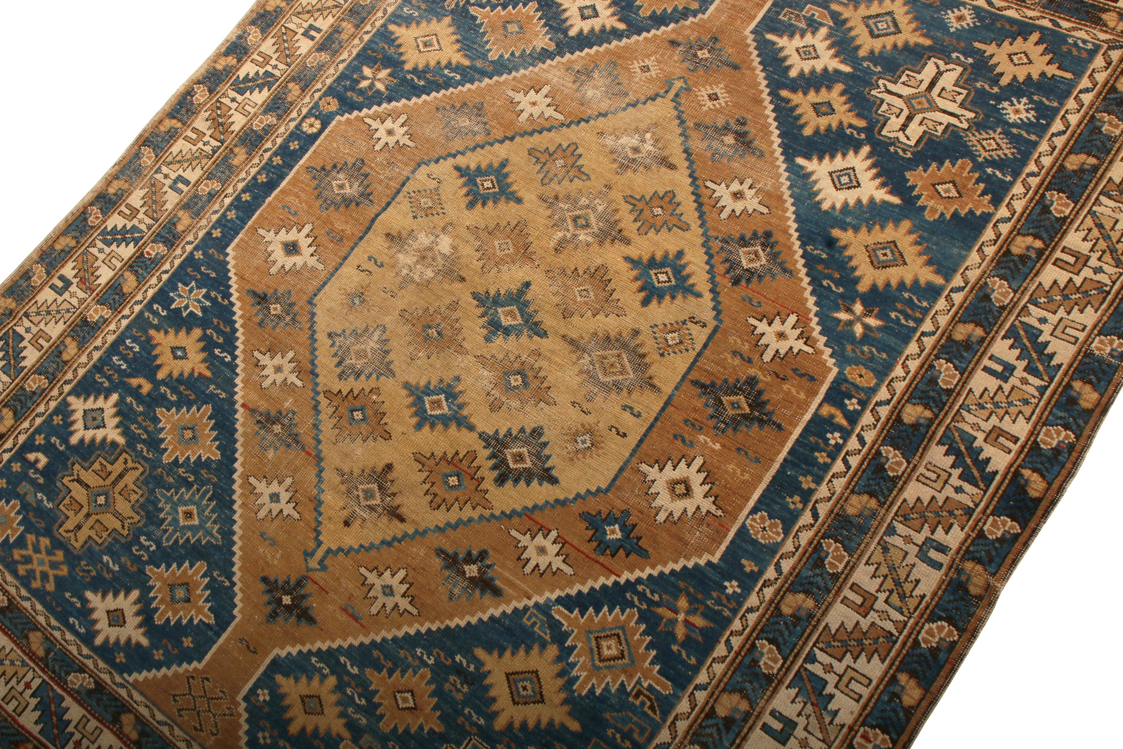 Antiker antiker Kuba-Teppich in Beige, Braun und Blau mit Medaillon-Muster von Teppich & Kelim (Stammeskunst) im Angebot