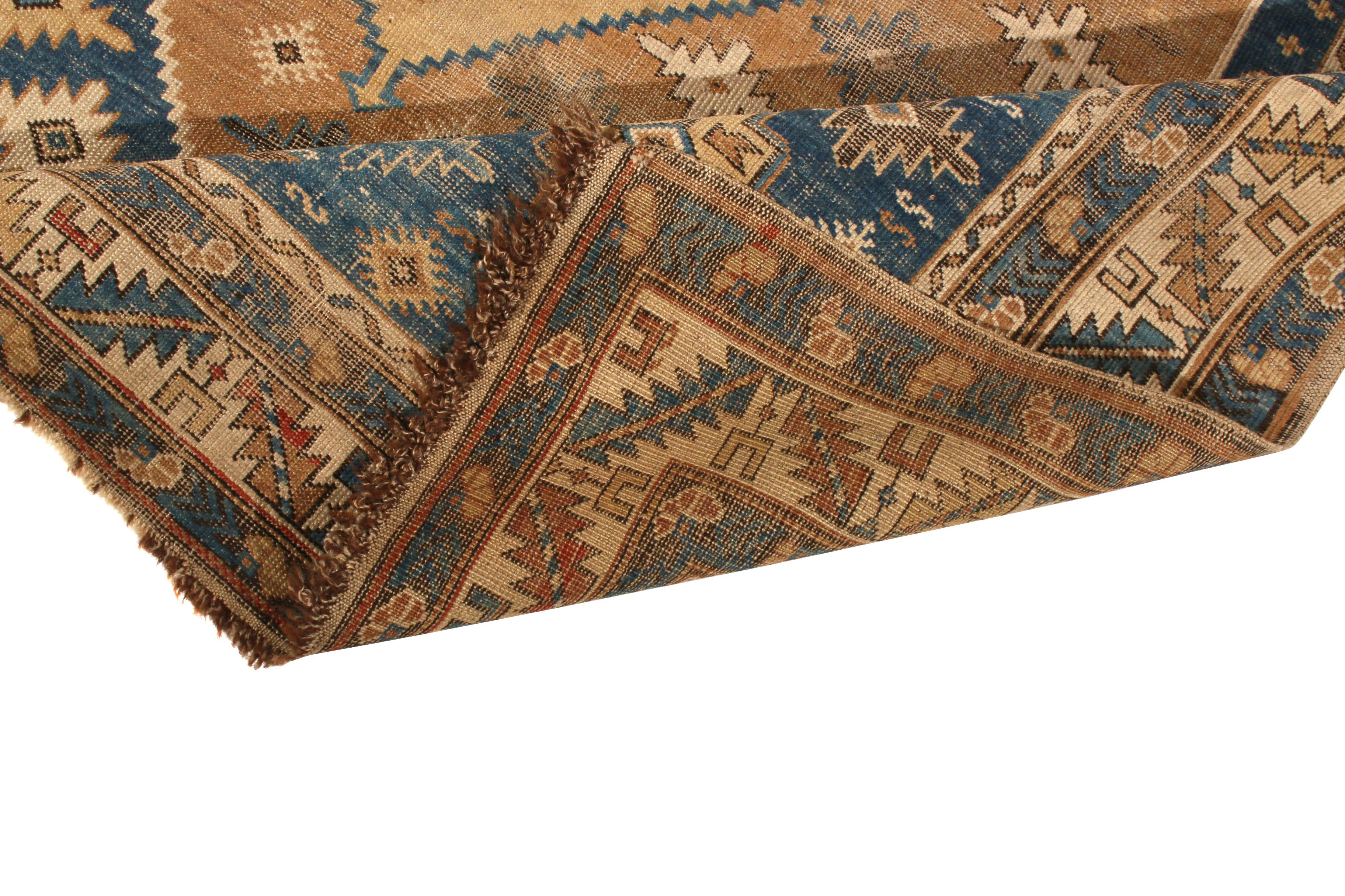 Noué à la main Tapis Kuba ancien à motif de médaillon beige, brun et bleu par Rug & Kilim en vente